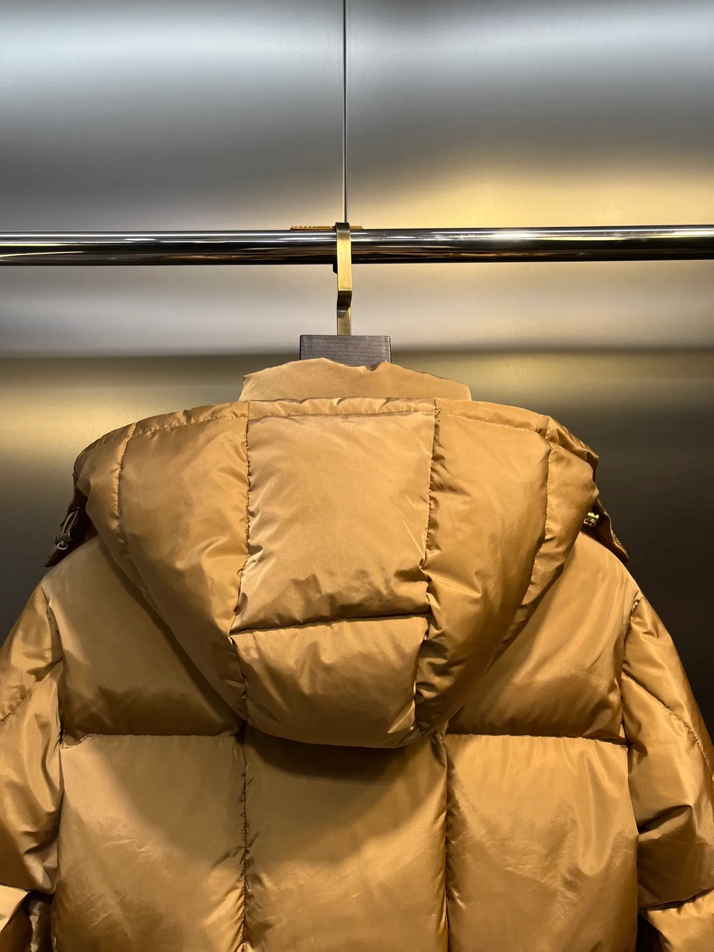 P880 moncler 🌟 New arrival in autumn and winter, waist-cinched color-blocked hooded down hood with detachable design. The short version is made of nylon fabric. It has a glossy satin effect and is paired with a waist-cinched design to outline a soft silhouette. The double-pocket zipper closure is simple and elegant, and the white duck down filling is very fluffy, fashionable, warm and versatile!  size: 0123