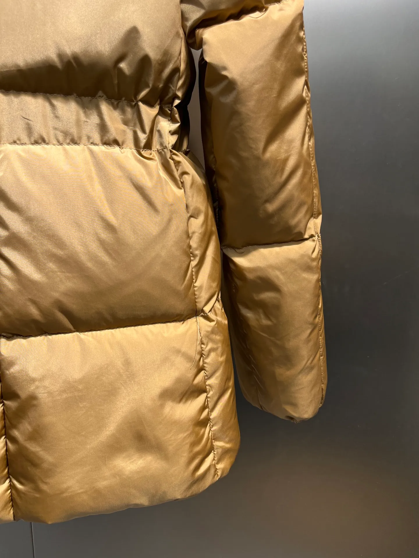 P880 moncler 🌟 New arrival in autumn and winter, waist-cinched color-blocked hooded down hood with detachable design. The short version is made of nylon fabric. It has a glossy satin effect and is paired with a waist-cinched design to outline a soft silhouette. The double-pocket zipper closure is simple and elegant, and the white duck down filling is very fluffy, fashionable, warm and versatile!  size: 0123