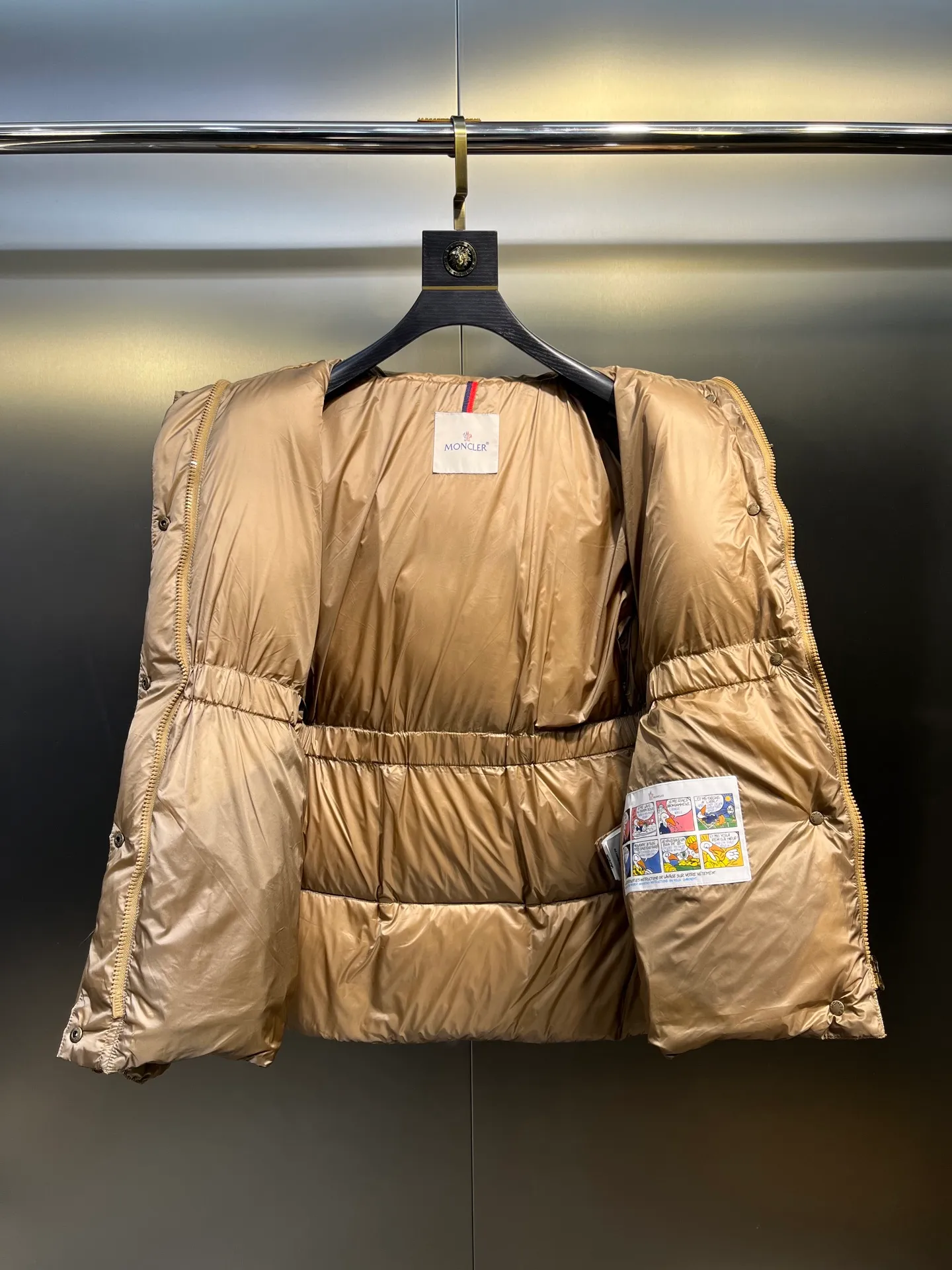 P880 moncler 🌟 New arrival in autumn and winter, waist-cinched color-blocked hooded down hood with detachable design. The short version is made of nylon fabric. It has a glossy satin effect and is paired with a waist-cinched design to outline a soft silhouette. The double-pocket zipper closure is simple and elegant, and the white duck down filling is very fluffy, fashionable, warm and versatile!  size: 0123