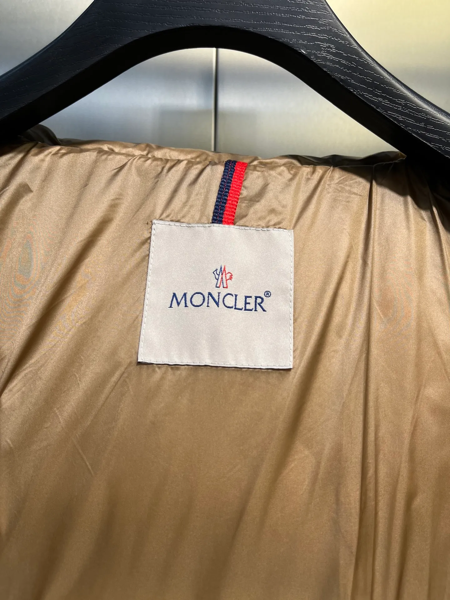 P880 moncler 🌟 New arrival in autumn and winter, waist-cinched color-blocked hooded down hood with detachable design. The short version is made of nylon fabric. It has a glossy satin effect and is paired with a waist-cinched design to outline a soft silhouette. The double-pocket zipper closure is simple and elegant, and the white duck down filling is very fluffy, fashionable, warm and versatile!  size: 0123