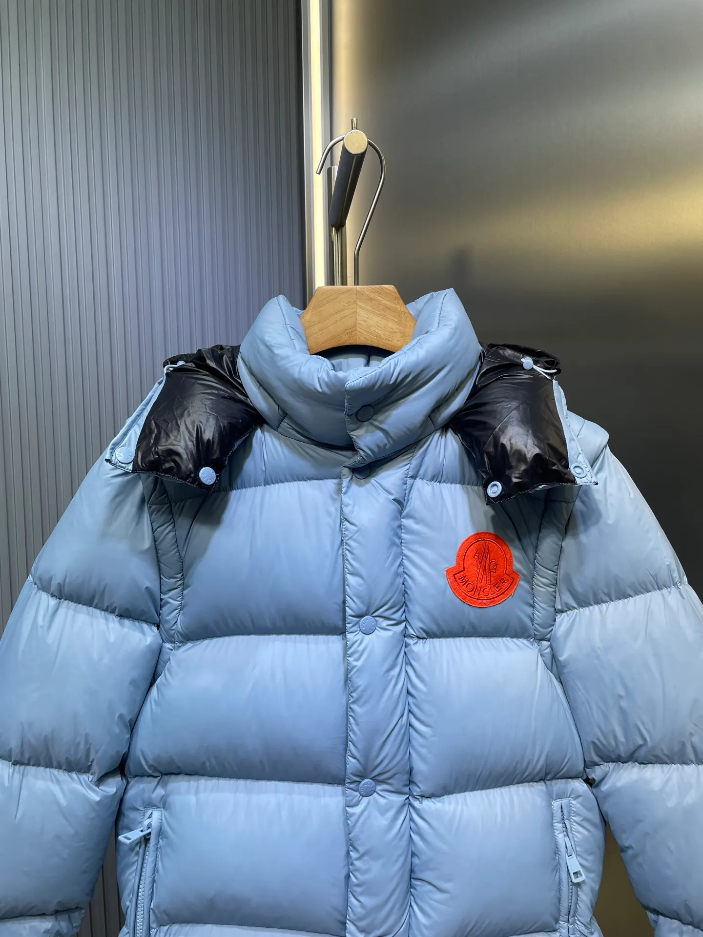 P1160 moncler 🌟Special grade 1940 autumn and winter new down jacket with detachable sleeves. Original customized hardware accessories are all imported and customized. Welcome to compare. Absolutely high quality. Made of top-grade 90 white duck down. Super soft. Filled with fluffy and full feathers. Super heavy-duty. Fabric workmanship and perfect pattern. Note that the fabric is super comfortable. Exclusive model. Non-market product. Same size for men and women. Size: 12345