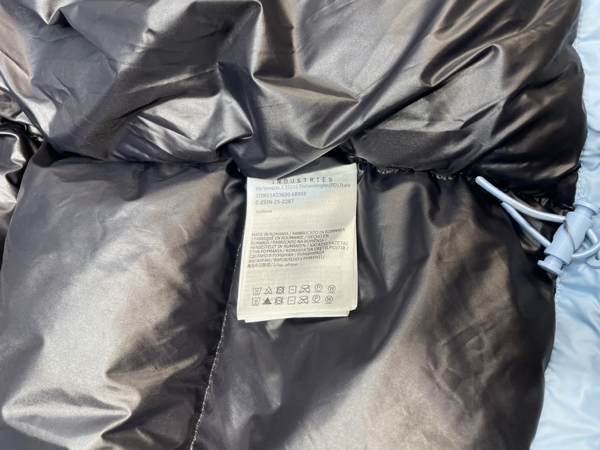 P1160 moncler 🌟Special grade 1940 autumn and winter new down jacket with detachable sleeves. Original customized hardware accessories are all imported and customized. Welcome to compare. Absolutely high quality. Made of top-grade 90 white duck down. Super soft. Filled with fluffy and full feathers. Super heavy-duty. Fabric workmanship and perfect pattern. Note that the fabric is super comfortable. Exclusive model. Non-market product. Same size for men and women. Size: 12345