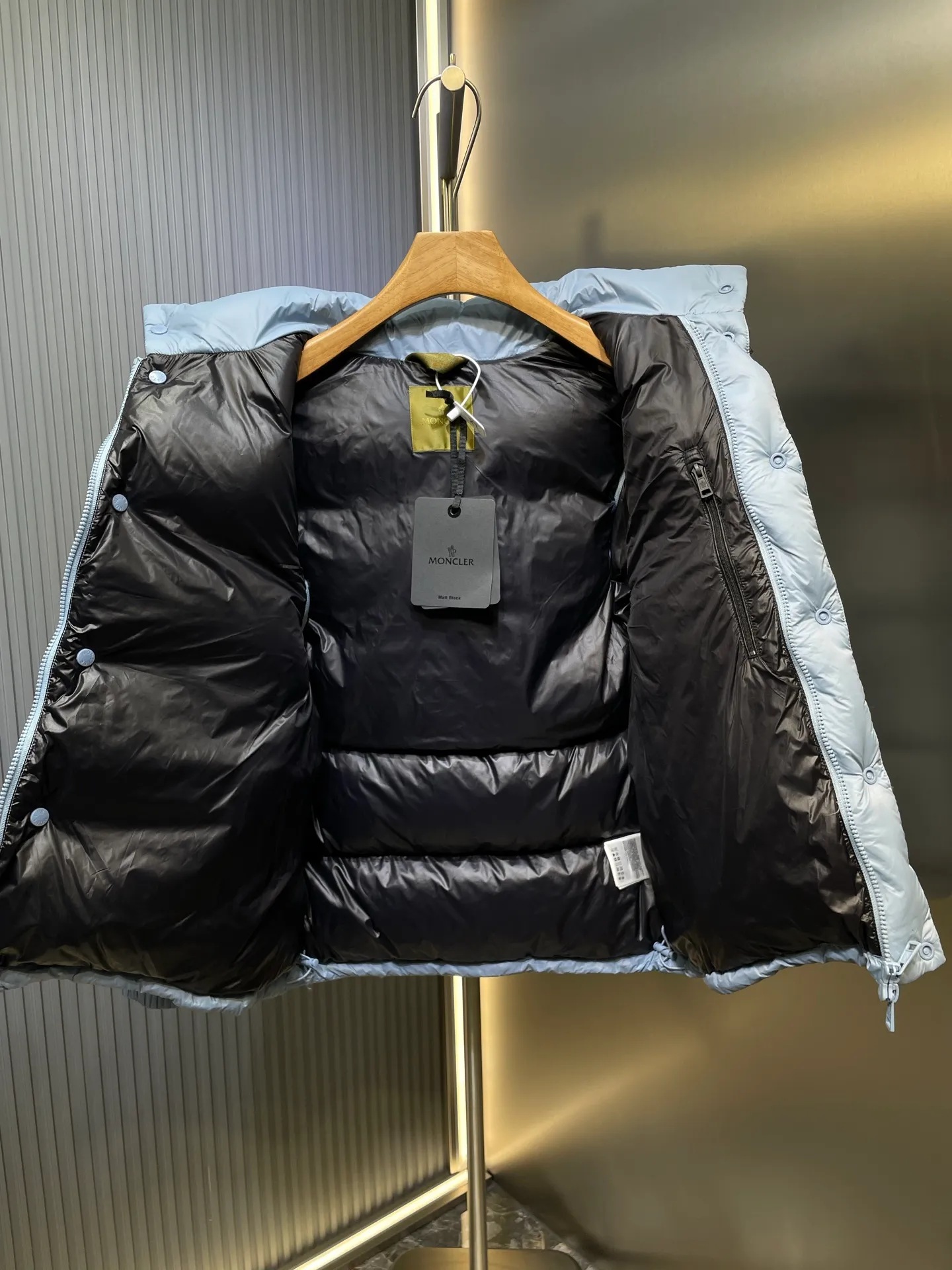 P1160 moncler 🌟Special grade 1940 autumn and winter new down jacket with detachable sleeves. Original customized hardware accessories are all imported and customized. Welcome to compare. Absolutely high quality. Made of top-grade 90 white duck down. Super soft. Filled with fluffy and full feathers. Super heavy-duty. Fabric workmanship and perfect pattern. Note that the fabric is super comfortable. Exclusive model. Non-market product. Same size for men and women. Size: 12345