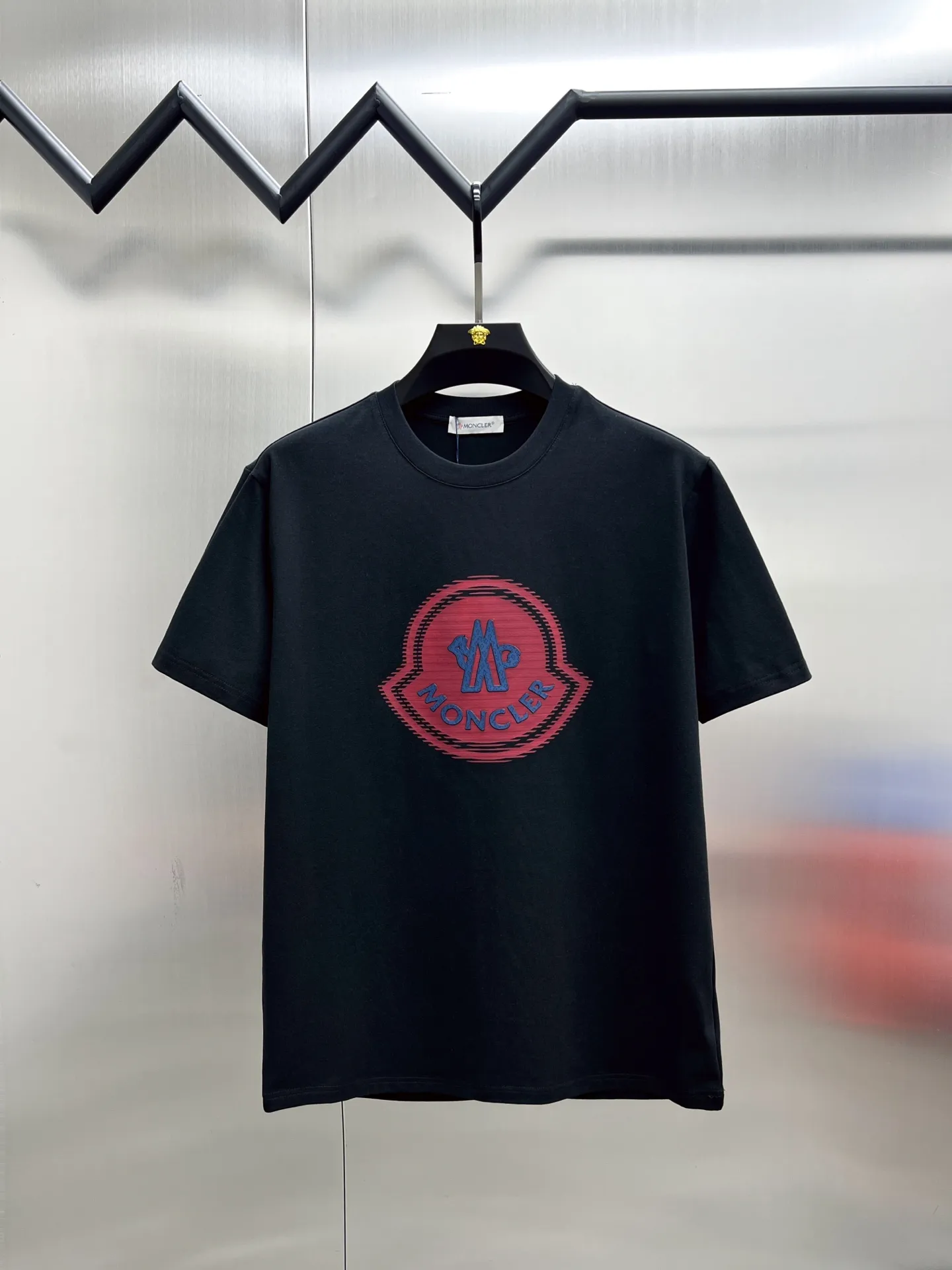 P220 Moncler🌟New debut counter latest short-sleeved round neck T-shirt, high-end customized design, avant-garde and fashionable! The brand logo emphasizes craftsmanship and is designed with high-end custom fabrics. Soft to the touch. Comfortable to wear. Exquisite stitching at the counter level. Fine workmanship. The upper body effect is incomparably handsome! A must-have item for a stylish man! 🐎🐎Size: M-XXL (size chart in the last picture)