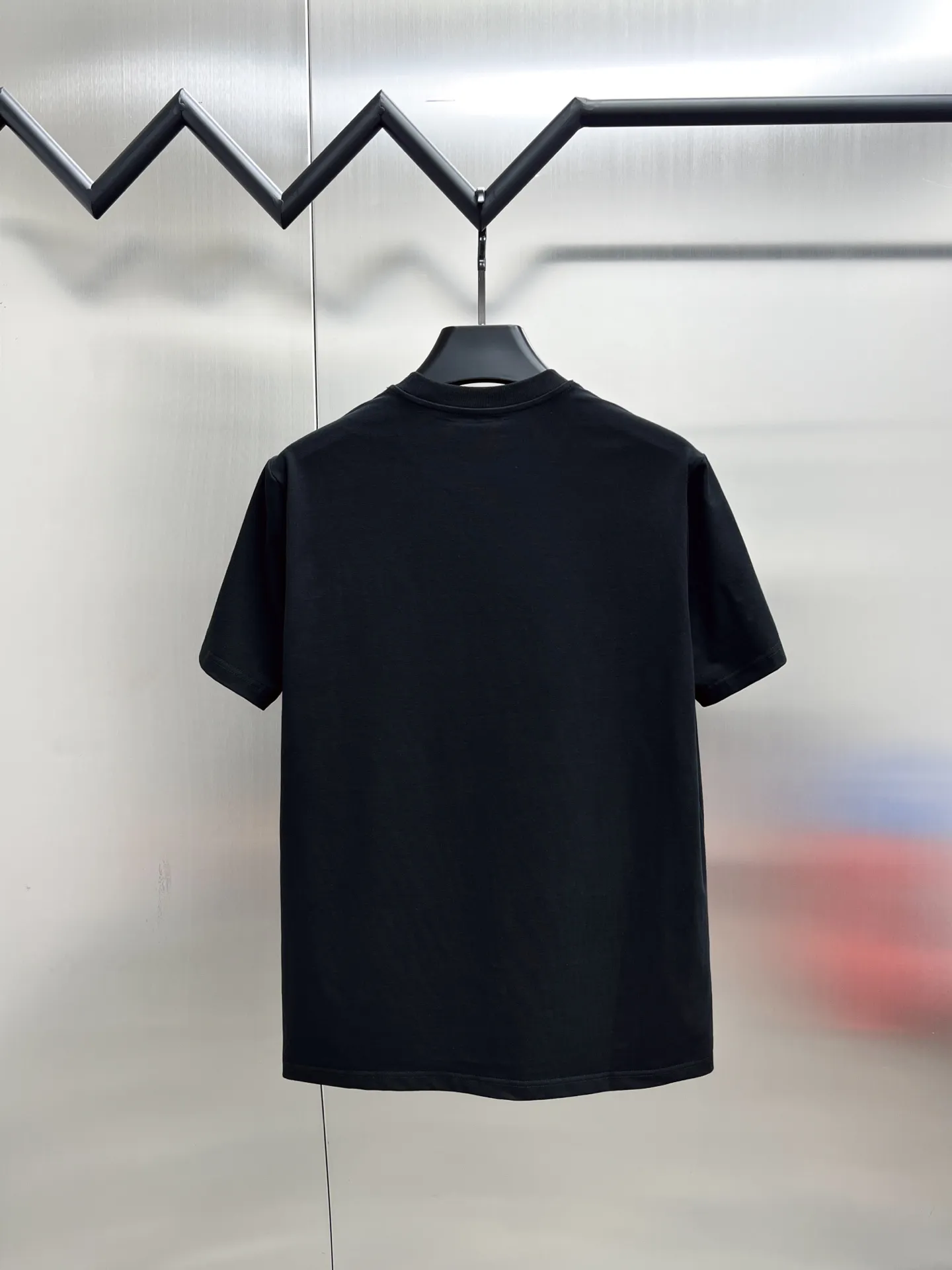 P220 Moncler🌟New debut counter latest short-sleeved round neck T-shirt, high-end customized design, avant-garde and fashionable! The brand logo emphasizes craftsmanship and is designed with high-end custom fabrics. Soft to the touch. Comfortable to wear. Exquisite stitching at the counter level. Fine workmanship. The upper body effect is incomparably handsome! A must-have item for a stylish man! 🐎🐎Size: M-XXL (size chart in the last picture)