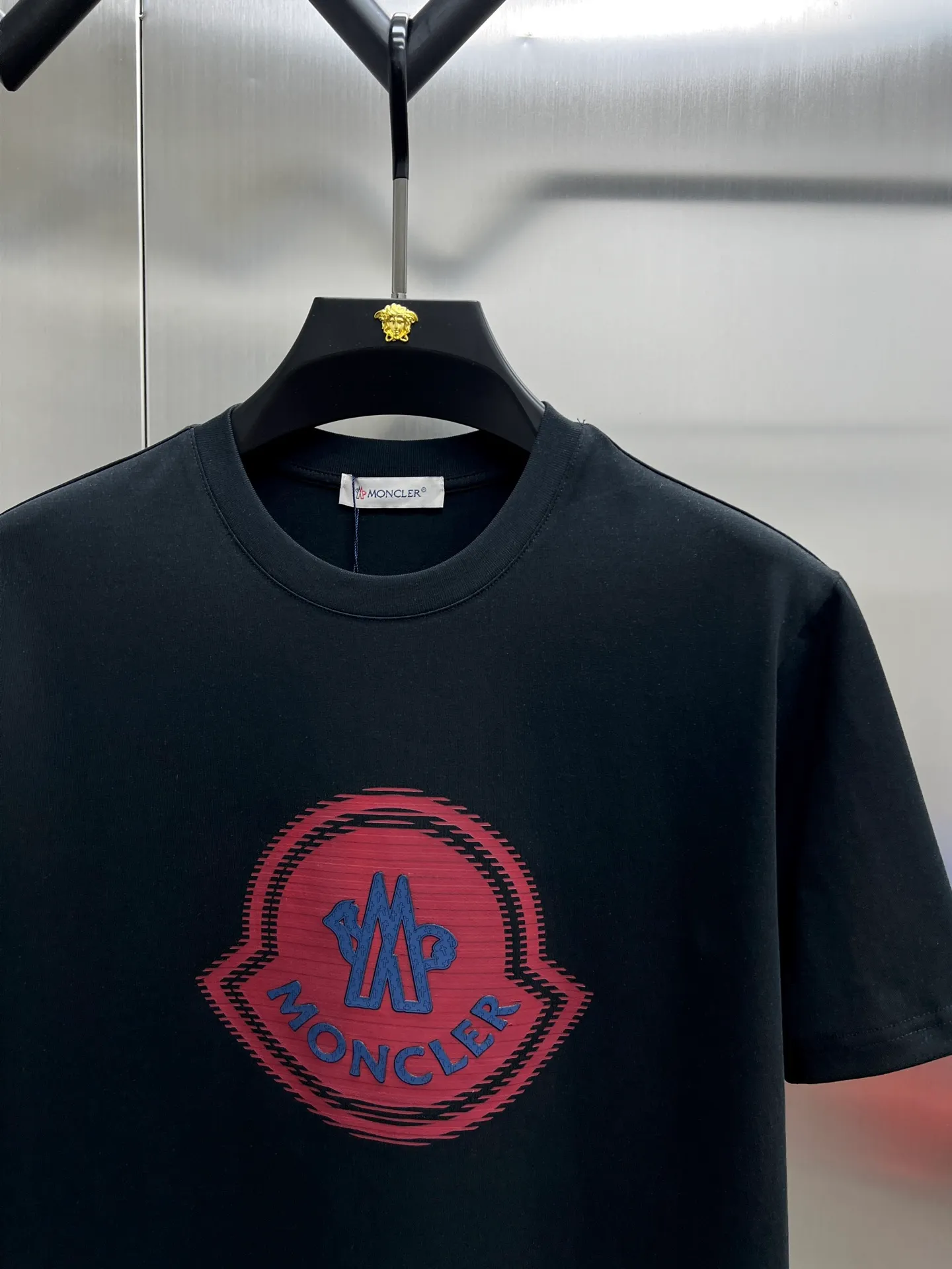 P220 Moncler🌟New debut counter latest short-sleeved round neck T-shirt, high-end customized design, avant-garde and fashionable! The brand logo emphasizes craftsmanship and is designed with high-end custom fabrics. Soft to the touch. Comfortable to wear. Exquisite stitching at the counter level. Fine workmanship. The upper body effect is incomparably handsome! A must-have item for a stylish man! 🐎🐎Size: M-XXL (size chart in the last picture)