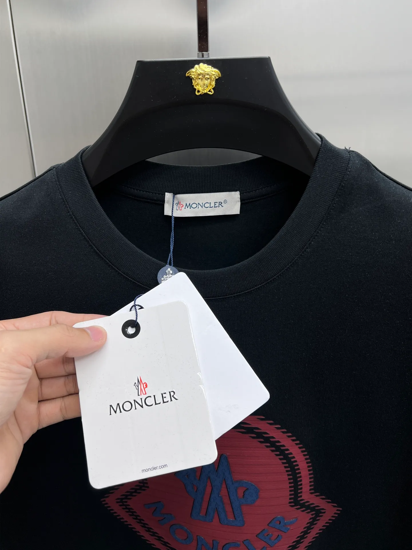 P220 Moncler🌟New debut counter latest short-sleeved round neck T-shirt, high-end customized design, avant-garde and fashionable! The brand logo emphasizes craftsmanship and is designed with high-end custom fabrics. Soft to the touch. Comfortable to wear. Exquisite stitching at the counter level. Fine workmanship. The upper body effect is incomparably handsome! A must-have item for a stylish man! 🐎🐎Size: M-XXL (size chart in the last picture)