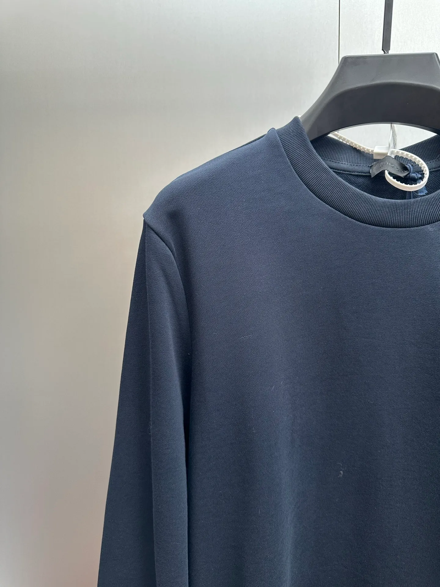 P380 MONCLER round neck long-sleeved cotton sweatshirt with faded logo. Authentic 4900 purchase and development, 320g Austrian cotton double yarn sweatshirt fabric, 410g 1*1 double yarn trendy brand rib, fabric enzyme wash, glue printing, customized 1:1 plastic label, customized 1:1 trademark, loose version size: S M L XL