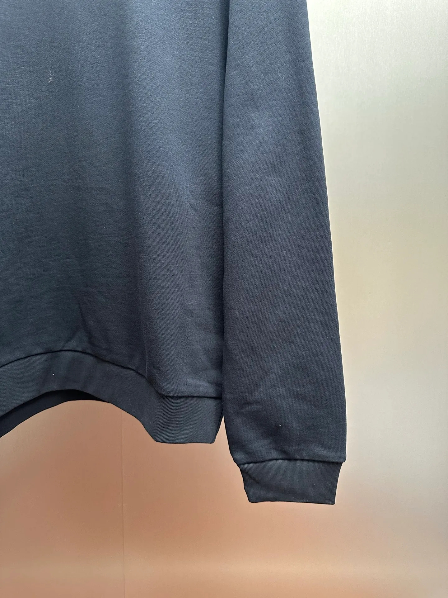 P380 MONCLER round neck long-sleeved cotton sweatshirt with faded logo. Authentic 4900 purchase and development, 320g Austrian cotton double yarn sweatshirt fabric, 410g 1*1 double yarn trendy brand rib, fabric enzyme wash, glue printing, customized 1:1 plastic label, customized 1:1 trademark, loose version size: S M L XL