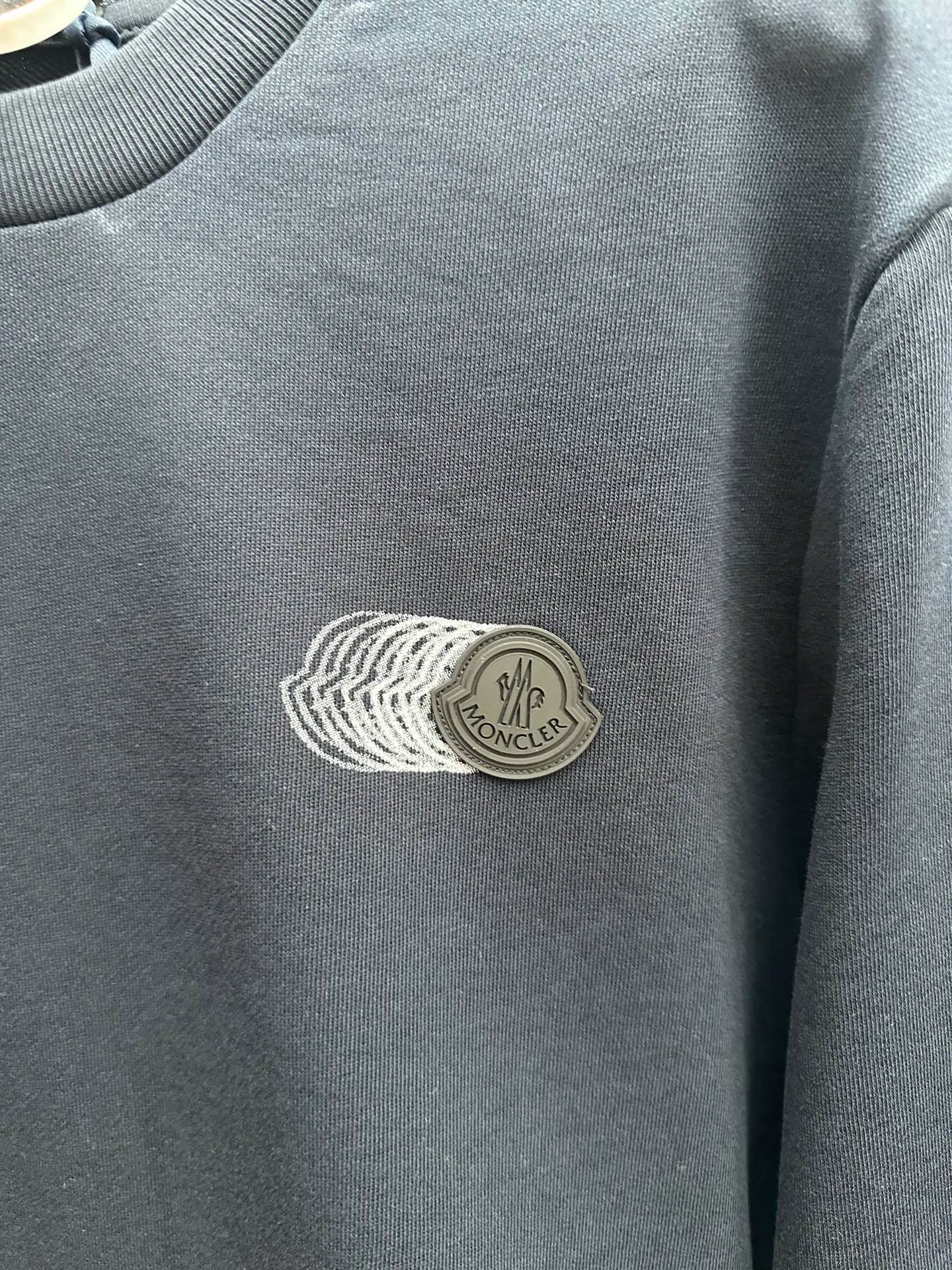 P380 MONCLER round neck long-sleeved cotton sweatshirt with faded logo. Authentic 4900 purchase and development, 320g Austrian cotton double yarn sweatshirt fabric, 410g 1*1 double yarn trendy brand rib, fabric enzyme wash, glue printing, customized 1:1 plastic label, customized 1:1 trademark, loose version size: S M L XL