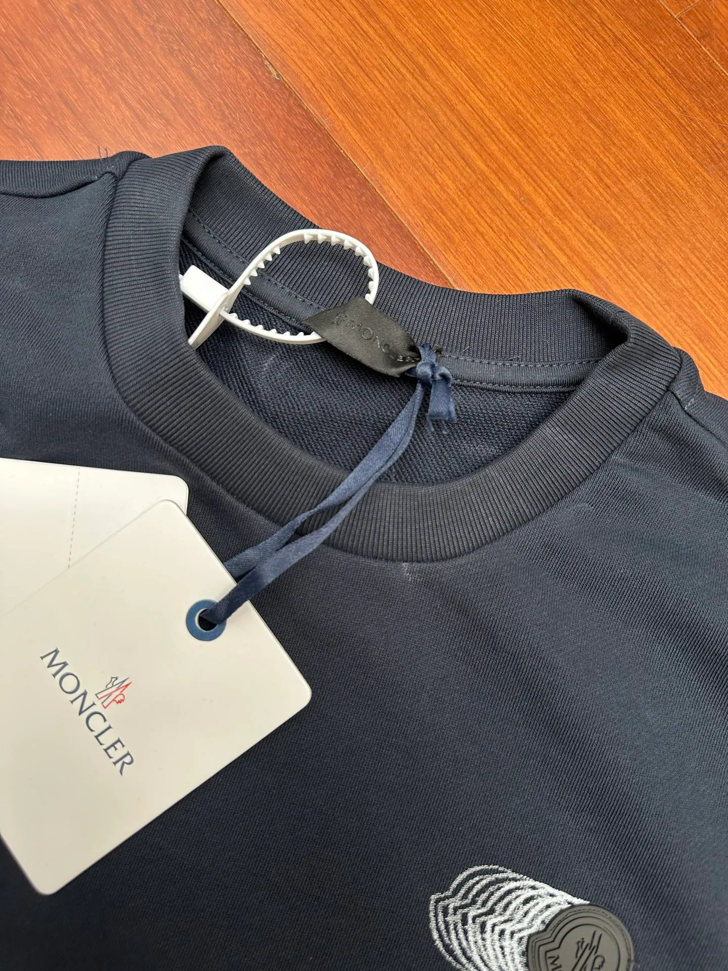 P380 MONCLER round neck long-sleeved cotton sweatshirt with faded logo. Authentic 4900 purchase and development, 320g Austrian cotton double yarn sweatshirt fabric, 410g 1*1 double yarn trendy brand rib, fabric enzyme wash, glue printing, customized 1:1 plastic label, customized 1:1 trademark, loose version size: S M L XL