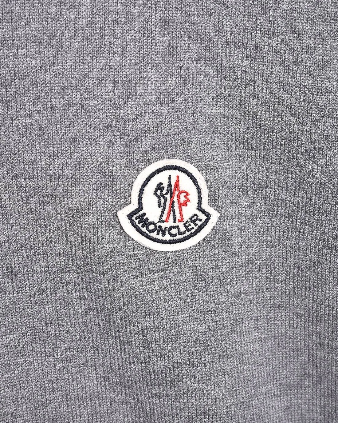 P230 MONCLER/Muzzled 2025Fw Classic chest badge logo letter logo Simple casual pullover sweater Imported wool blended fabric Upgraded, inspired by the 1980s retro Original fabric Official same style Round neck Long sleeve Suit Customized mesh sweater knitted fabric Very comfortable feel The latest brick cabinet synchronization in spring and summer Fashionable and individual Super versatile and good-looking style Very suitable for both men and women A must-have style Tag Collar tag Washed wheat Complete with three standards Color: Black. White. Gray. Size: M-3XL