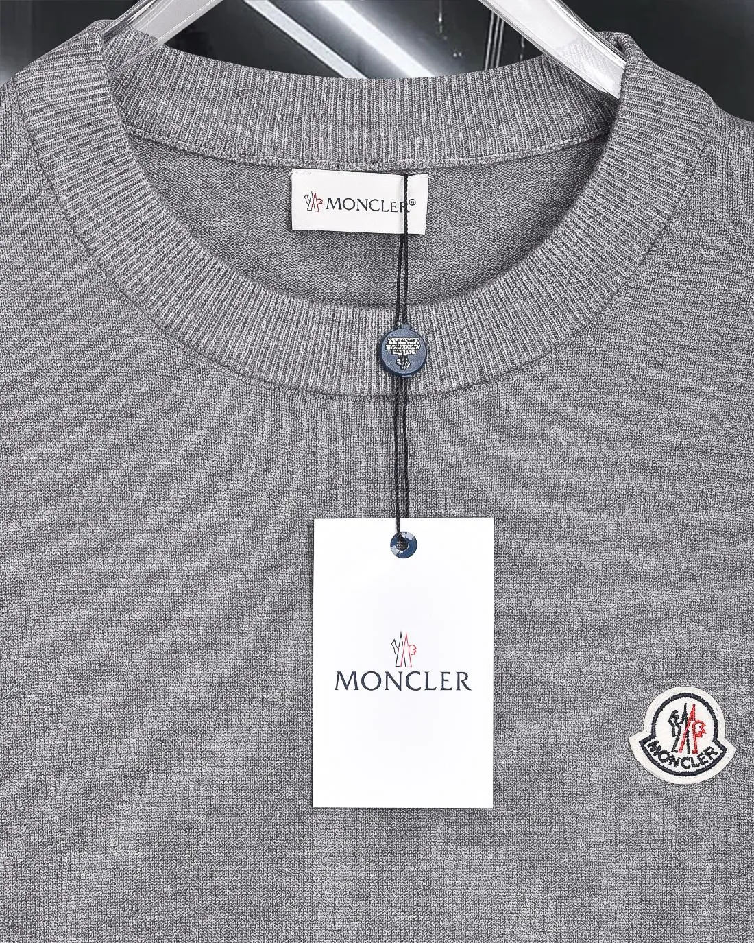 P230 MONCLER/Muzzled 2025Fw Classic chest badge logo letter logo Simple casual pullover sweater Imported wool blended fabric Upgraded, inspired by the 1980s retro Original fabric Official same style Round neck Long sleeve Suit Customized mesh sweater knitted fabric Very comfortable feel The latest brick cabinet synchronization in spring and summer Fashionable and individual Super versatile and good-looking style Very suitable for both men and women A must-have style Tag Collar tag Washed wheat Complete with three standards Color: Black. White. Gray. Size: M-3XL