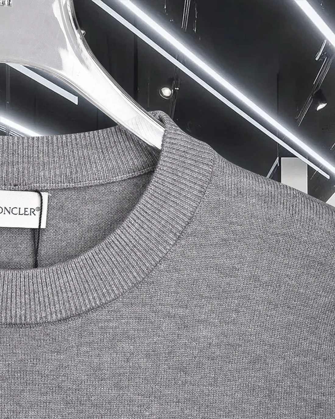 P230 MONCLER/Muzzled 2025Fw Classic chest badge logo letter logo Simple casual pullover sweater Imported wool blended fabric Upgraded, inspired by the 1980s retro Original fabric Official same style Round neck Long sleeve Suit Customized mesh sweater knitted fabric Very comfortable feel The latest brick cabinet synchronization in spring and summer Fashionable and individual Super versatile and good-looking style Very suitable for both men and women A must-have style Tag Collar tag Washed wheat Complete with three standards Color: Black. White. Gray. Size: M-3XL