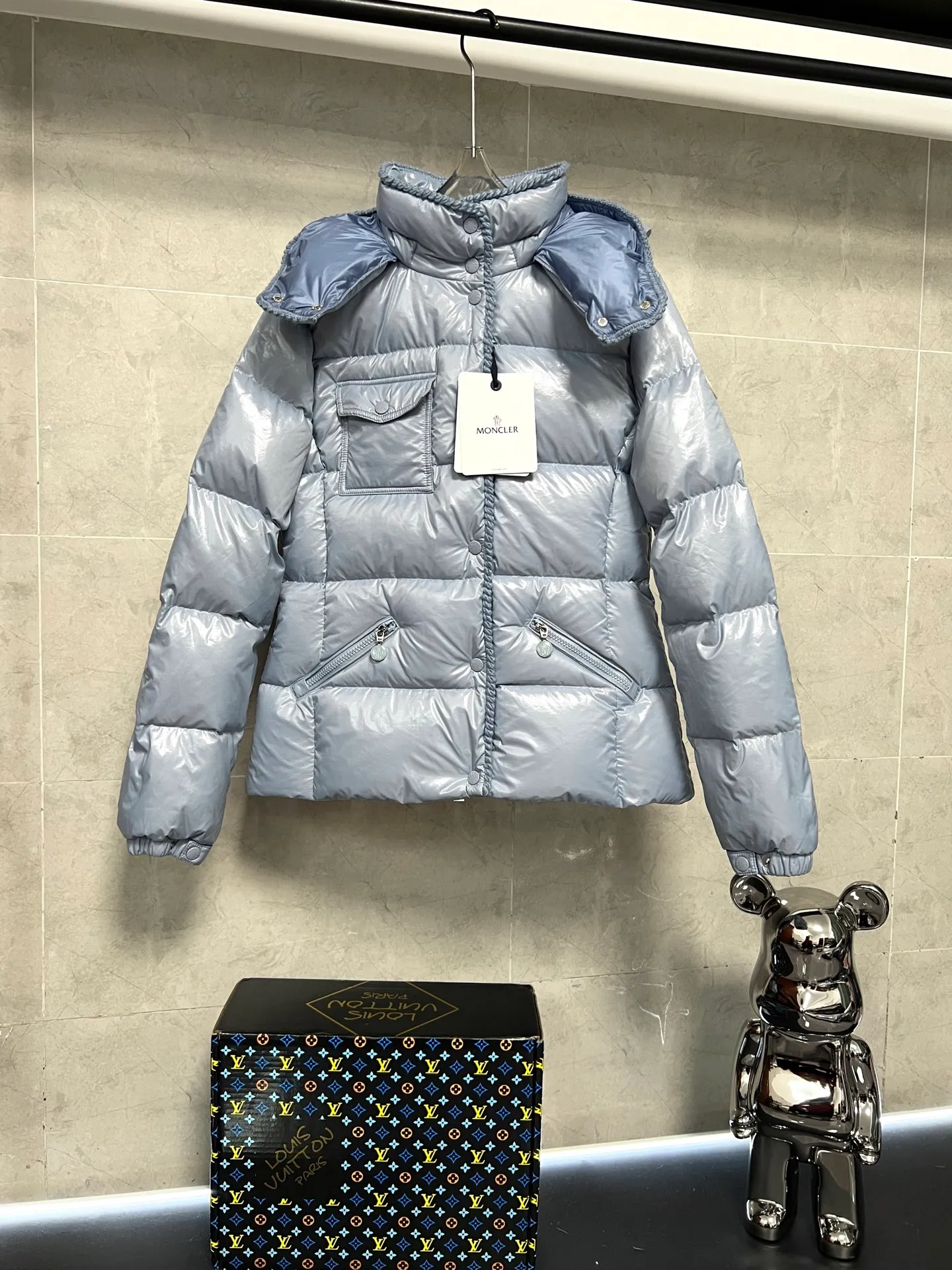 P900 Moncler Mouth GLAREINS Small Waist Hooded Floral Trimmed Small Waist Small Pocket Down Jacket The upgraded version of the small waist UP!! It is still a super slim waist style, with no-wash imitation wax leather fabric, and the brim collar and placket are matched with the same color twist braid design, which is full of elegance and suitable for various exquisite styles. A full set of hardware accessories, customized color matching snap buttons and sliders, 90 velvet filling. White Moonlight among the hottest items! Color: Black White Blue Red Size: 0123