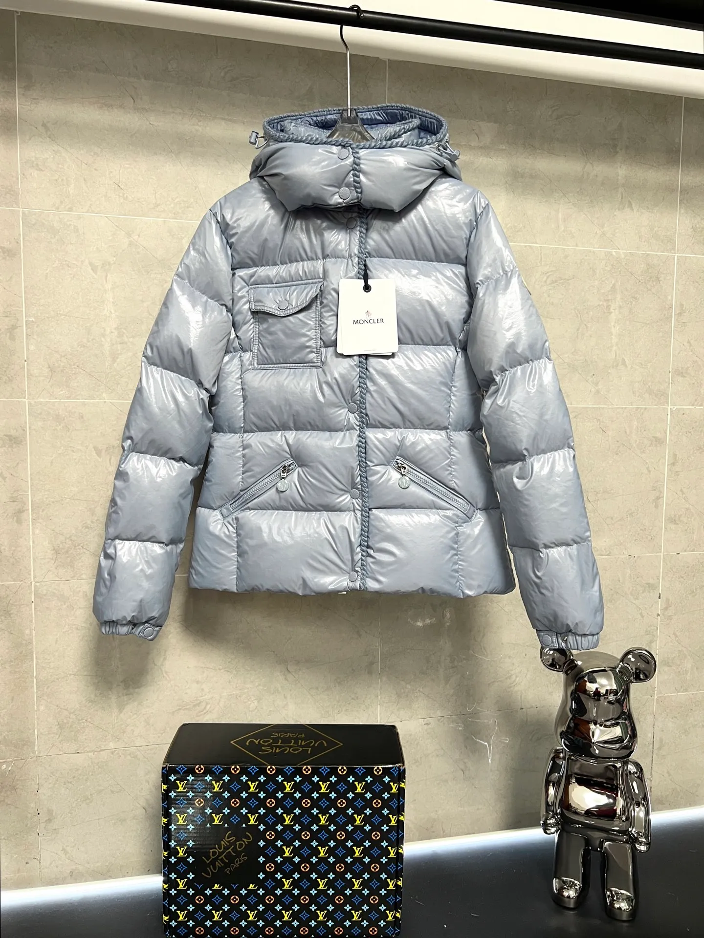 P900 Moncler Mouth GLAREINS Small Waist Hooded Floral Trimmed Small Waist Small Pocket Down Jacket The upgraded version of the small waist UP!! It is still a super slim waist style, with no-wash imitation wax leather fabric, and the brim collar and placket are matched with the same color twist braid design, which is full of elegance and suitable for various exquisite styles. A full set of hardware accessories, customized color matching snap buttons and sliders, 90 velvet filling. White Moonlight among the hottest items! Color: Black White Blue Red Size: 0123