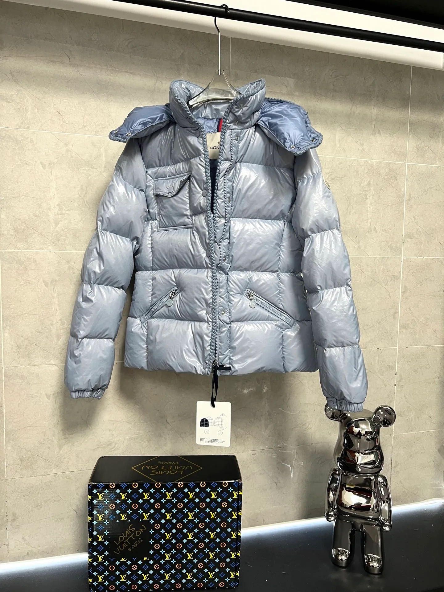 P900 Moncler Mouth GLAREINS Small Waist Hooded Floral Trimmed Small Waist Small Pocket Down Jacket The upgraded version of the small waist UP!! It is still a super slim waist style, with no-wash imitation wax leather fabric, and the brim collar and placket are matched with the same color twist braid design, which is full of elegance and suitable for various exquisite styles. A full set of hardware accessories, customized color matching snap buttons and sliders, 90 velvet filling. White Moonlight among the hottest items! Color: Black White Blue Red Size: 0123