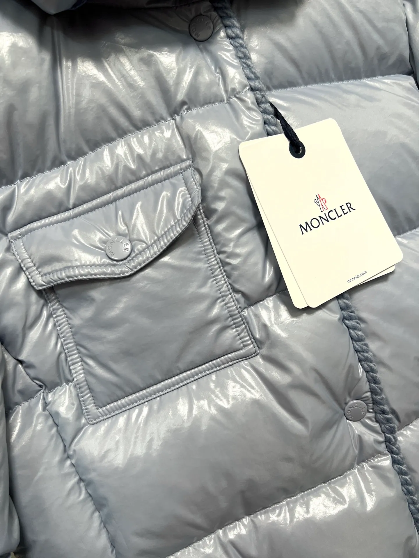 P900 Moncler Mouth GLAREINS Small Waist Hooded Floral Trimmed Small Waist Small Pocket Down Jacket The upgraded version of the small waist UP!! It is still a super slim waist style, with no-wash imitation wax leather fabric, and the brim collar and placket are matched with the same color twist braid design, which is full of elegance and suitable for various exquisite styles. A full set of hardware accessories, customized color matching snap buttons and sliders, 90 velvet filling. White Moonlight among the hottest items! Color: Black White Blue Red Size: 0123