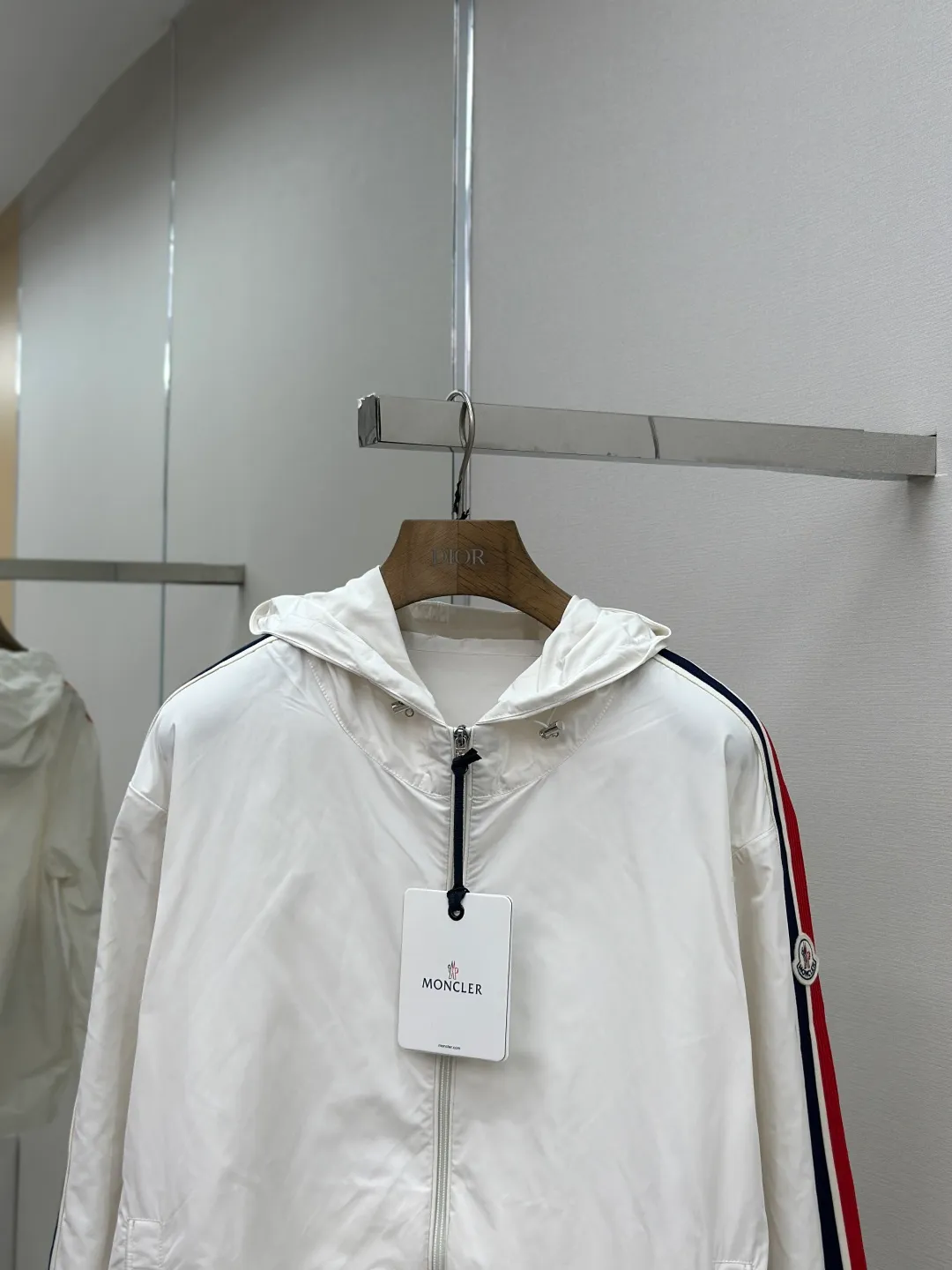 P560 MONCLER web-trimmed lightweight jacket Fabric selection: 100% polyester fiber is used to create a tough protective outer layer. It is known for its excellent tear resistance and wear resistance. It can quickly return to flatness during wearing and maintain the crisp and stylish appearance of the clothing for a long time. At the same time, it is not easy to deform after being washed for a long time.   Features: Two different colored decorative strips added to the center part of the sleeves. This design element can not only add visual highlights to clothing, making it more fashionable and unique. Craftsmanship: The webbing is precisely positioned along the cuffs to the seam of the collar and hat to ensure symmetry and overall smoothness. Before actual sewing, use very fine basting stitches for pre-fixing. This step is crucial to prevent the webbing from slipping, twisting, or wrinkling during sewing and ensuring that the final stitch is straight and perfect.  Accessories: Custom zipper puller, custom buttons with logo, custom hood drawstring elastic buckle SIZE: 1 2 3 4