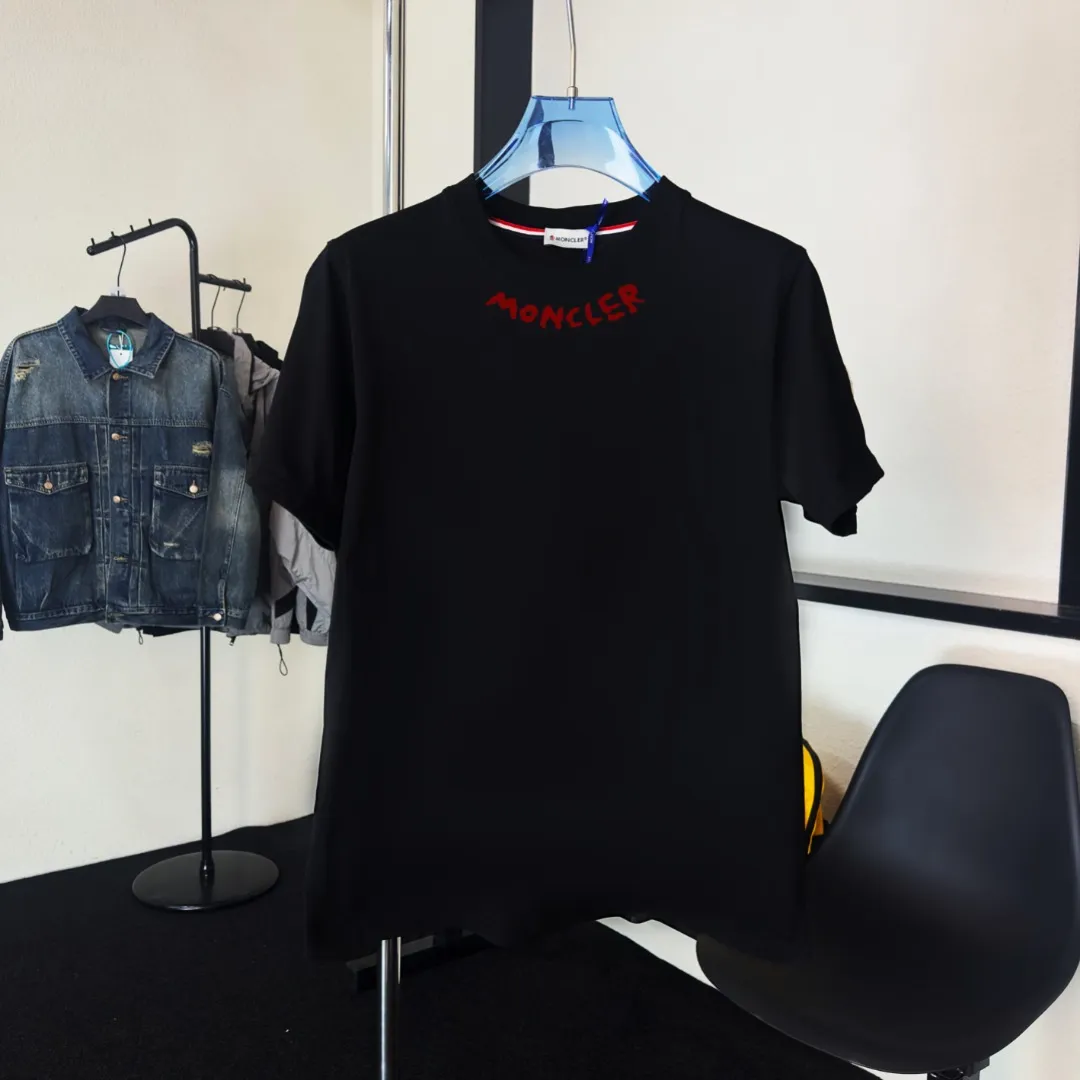 P140 Upgraded version "Mobile phone smart sensor ~ NFC chip armband ~ Direct access to the official website for anti-counterfeiting" "Moncler ~ Mouth Mouth" 2025 new high-quality round neck short-sleeved T-shirt. The cuffs have imported embroidered labels. Customized dyeing, very comfortable to touch. Super versatile and good-looking short-sleeved. Complete with three labels. Non-market ordinary version. Feel free to compare. Quality is absolutely guaranteed! ‼ First of all, this original fabric is all custom-woven with 32-count double yarn fabric, 250G, and the weight is the same‼ Fine workmanship, double waistcoat method, double waistcoat method, double waistcoat method makes the whole dress more three-dimensional, which is not a craft that ordinary T-shirts can achieve🤪 Size: S-M-L-XL-2XL Color: black, white, apricot, same style for men and women
