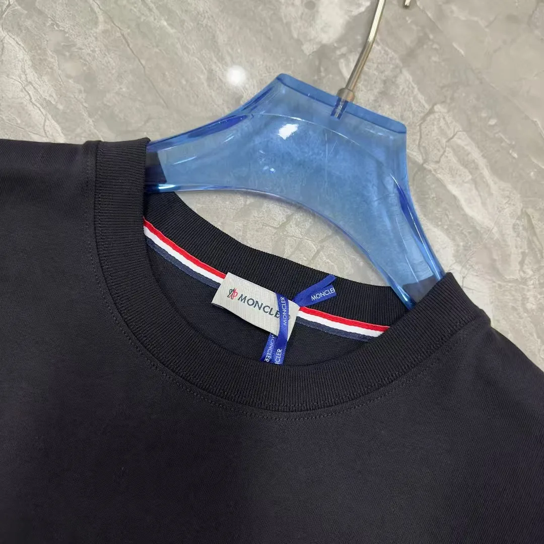 P140 Upgraded version "Mobile phone smart sensor ~ NFC chip armband ~ Direct access to the official website for anti-counterfeiting" "Moncler ~ Mouth Mouth" 2025 new high-quality round neck short-sleeved T-shirt. The cuffs have imported embroidered labels. Customized dyeing, very comfortable to touch. Super versatile and good-looking short-sleeved. Complete with three labels. Non-market ordinary version. Feel free to compare. Quality is absolutely guaranteed! ‼ First of all, this original fabric is all custom-woven with 32-count double yarn fabric, 250G, and the weight is the same‼ Fine workmanship, double waistcoat method, double waistcoat method, double waistcoat method makes the whole dress more three-dimensional, which is not a craft that ordinary T-shirts can achieve🤪 Size: S-M-L-XL-2XL Color: black, white, apricot, same style for men and women