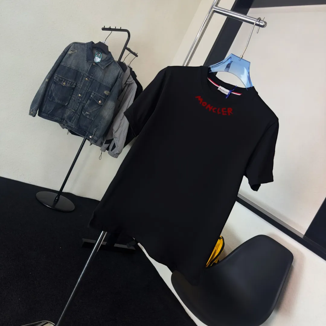 P140 Upgraded version "Mobile phone smart sensor ~ NFC chip armband ~ Direct access to the official website for anti-counterfeiting" "Moncler ~ Mouth Mouth" 2025 new high-quality round neck short-sleeved T-shirt. The cuffs have imported embroidered labels. Customized dyeing, very comfortable to touch. Super versatile and good-looking short-sleeved. Complete with three labels. Non-market ordinary version. Feel free to compare. Quality is absolutely guaranteed! ‼ First of all, this original fabric is all custom-woven with 32-count double yarn fabric, 250G, and the weight is the same‼ Fine workmanship, double waistcoat method, double waistcoat method, double waistcoat method makes the whole dress more three-dimensional, which is not a craft that ordinary T-shirts can achieve🤪 Size: S-M-L-XL-2XL Color: black, white, apricot, same style for men and women