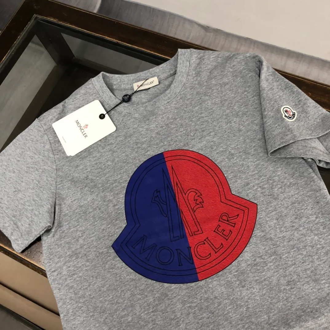 P160 Moncler 2025 new men's round neck short-sleeved couple's T-shirt, new spring and summer product, high quality 🔥🔥Fashionable and versatile, customized imported fabrics, comfortable to wear, breathable, fashionable without losing personality, casual and casual upper body, handsome and stylish, showing the temperament of a big brand. All three standards are complete! ! Color: black white gray Size: S-XL (loose fit)
