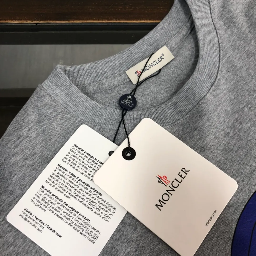 P160 Moncler 2025 new men's round neck short-sleeved couple's T-shirt, new spring and summer product, high quality 🔥🔥Fashionable and versatile, customized imported fabrics, comfortable to wear, breathable, fashionable without losing personality, casual and casual upper body, handsome and stylish, showing the temperament of a big brand. All three standards are complete! ! Color: black white gray Size: S-XL (loose fit)