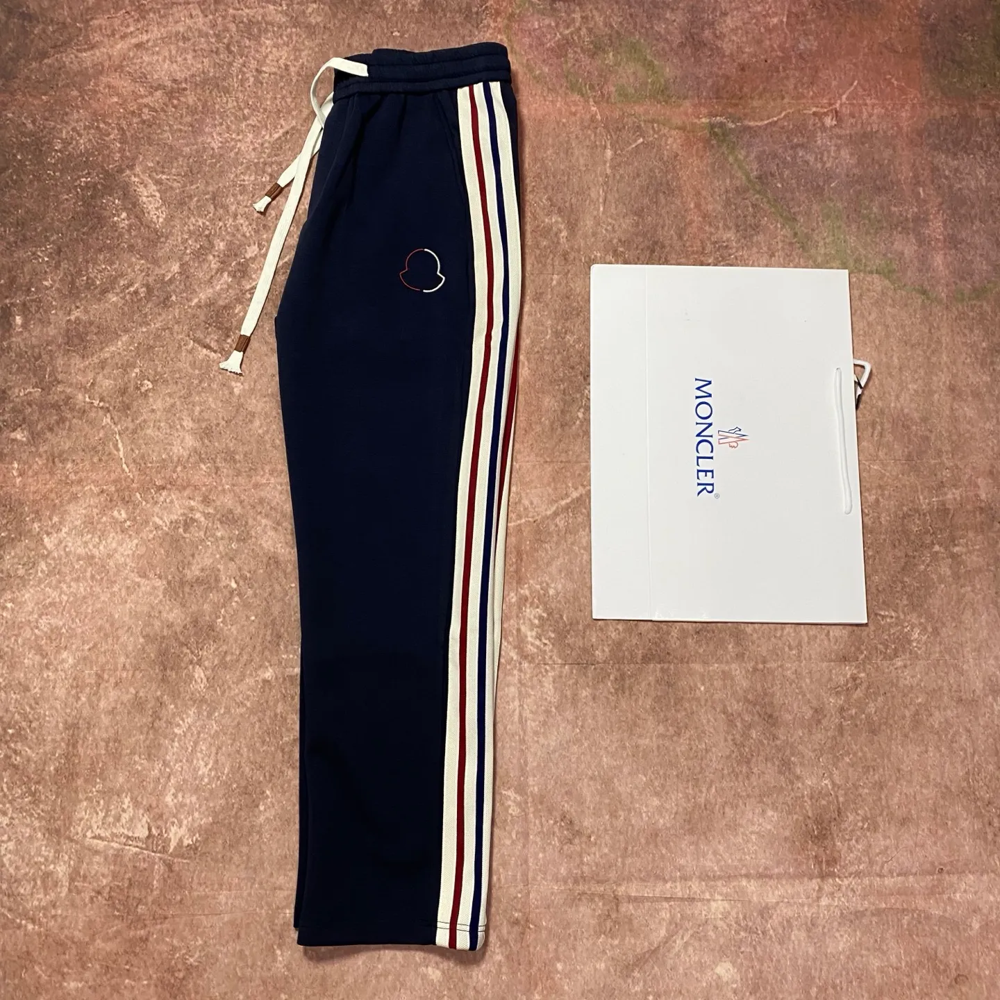 P280 moncler spring and autumn fashion casual webbing embroidered straight pants. Pure cotton fabric. The upper body is slim and slim. The version is quite wide and stylish. The side webbing is customized with high-density webbing. Simple embroidery design. The texture is soft and comfortable. Color: blue Size 46/48/50/52