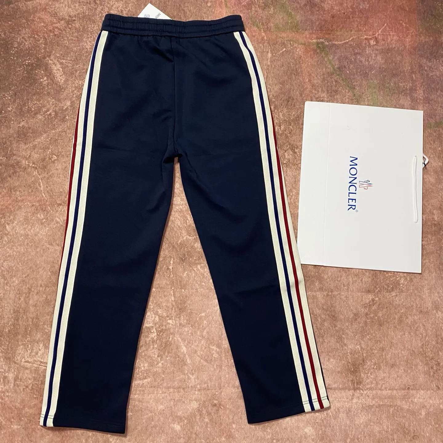 P280 moncler spring and autumn fashion casual webbing embroidered straight pants. Pure cotton fabric. The upper body is slim and slim. The version is quite wide and stylish. The side webbing is customized with high-density webbing. Simple embroidery design. The texture is soft and comfortable. Color: blue Size 46/48/50/52