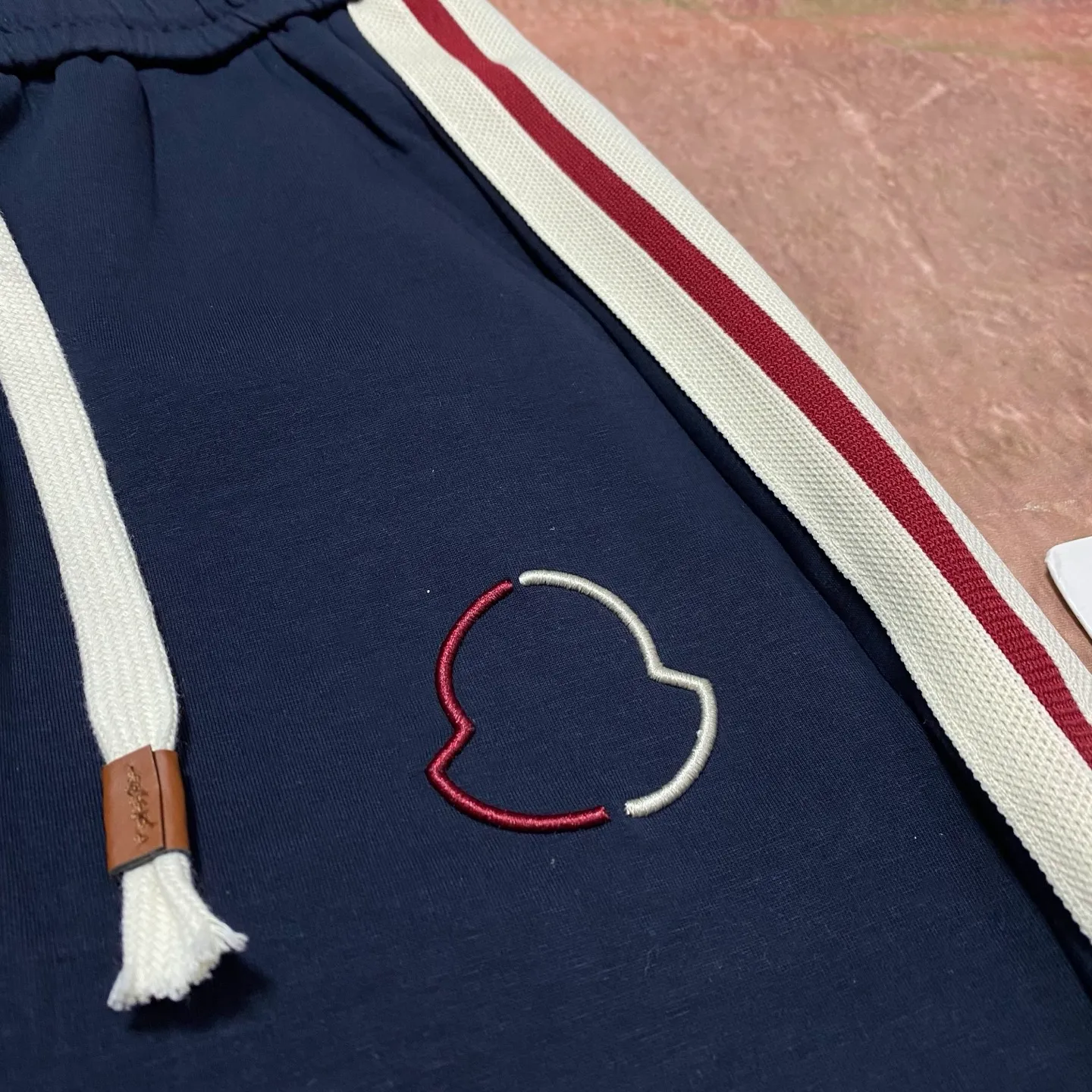 P280 moncler spring and autumn fashion casual webbing embroidered straight pants. Pure cotton fabric. The upper body is slim and slim. The version is quite wide and stylish. The side webbing is customized with high-density webbing. Simple embroidery design. The texture is soft and comfortable. Color: blue Size 46/48/50/52