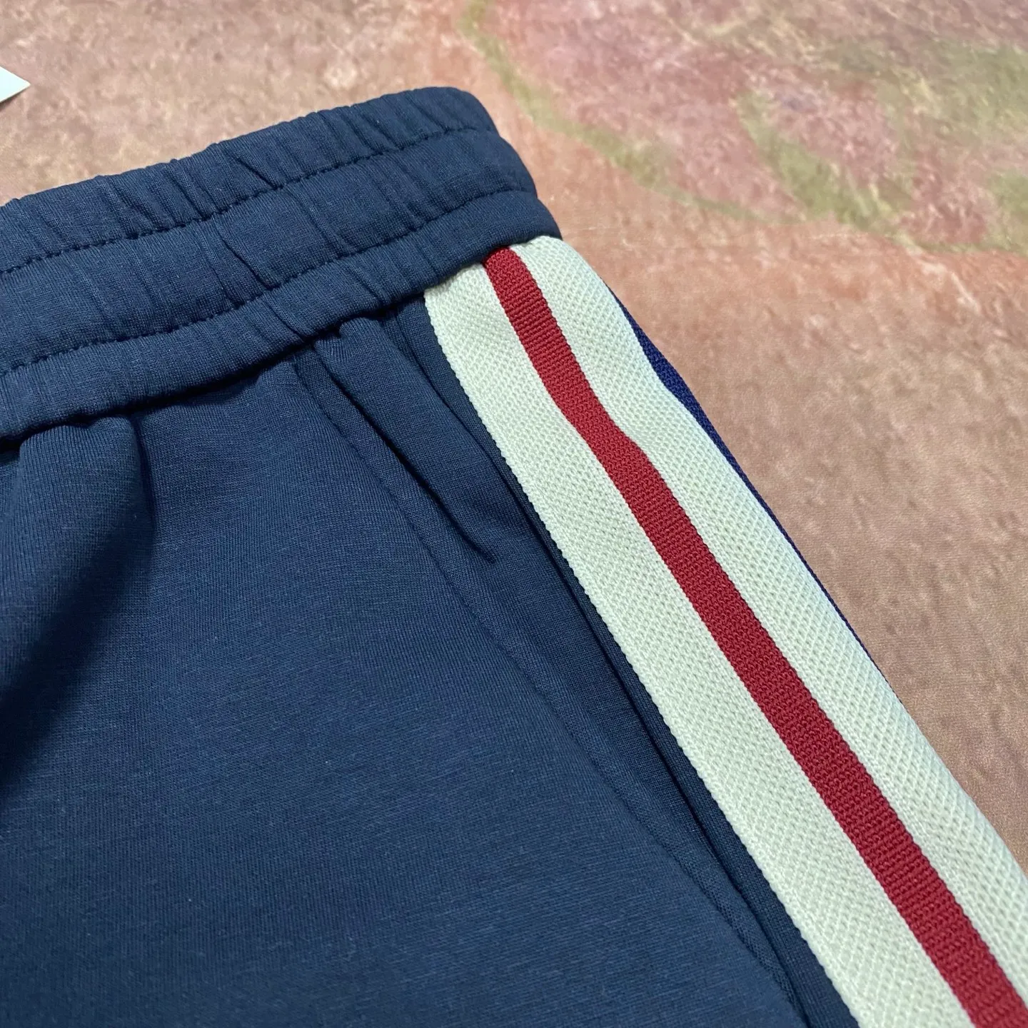 P280 moncler spring and autumn fashion casual webbing embroidered straight pants. Pure cotton fabric. The upper body is slim and slim. The version is quite wide and stylish. The side webbing is customized with high-density webbing. Simple embroidery design. The texture is soft and comfortable. Color: blue Size 46/48/50/52