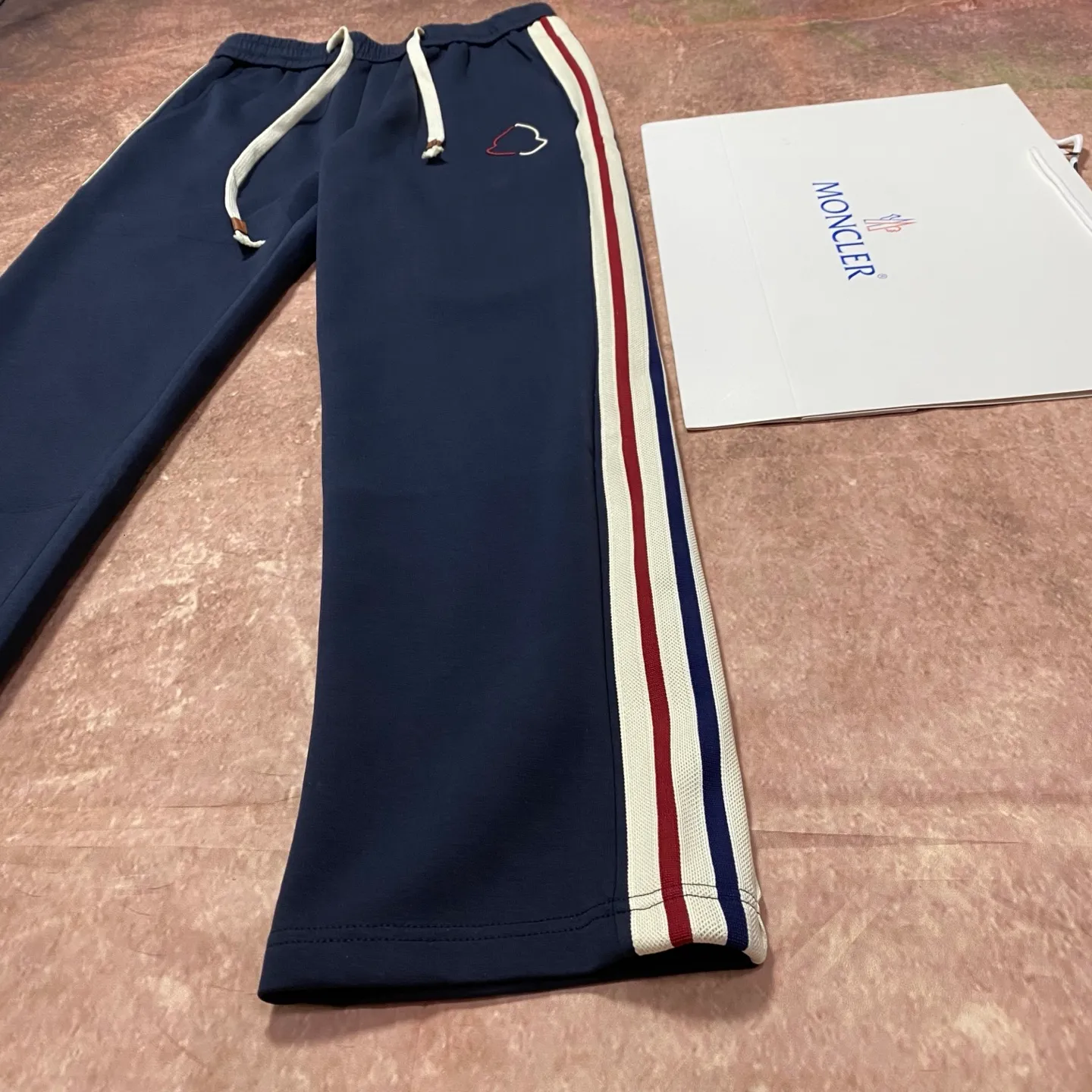 P280 moncler spring and autumn fashion casual webbing embroidered straight pants. Pure cotton fabric. The upper body is slim and slim. The version is quite wide and stylish. The side webbing is customized with high-density webbing. Simple embroidery design. The texture is soft and comfortable. Color: blue Size 46/48/50/52