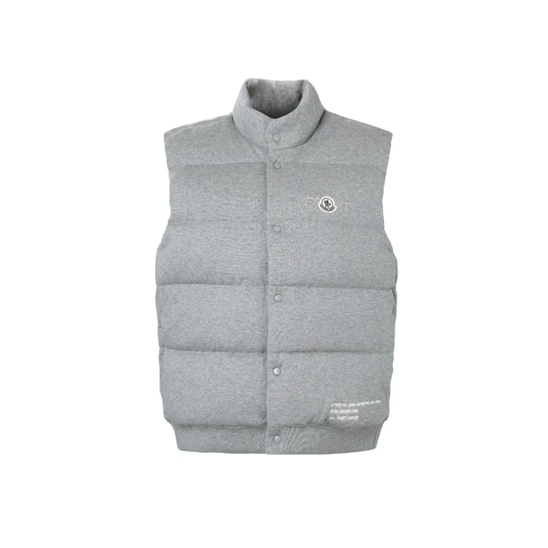 P760 MONCLER cotton embroidered down vest Fabric selection: Lightweight knitted fabric made of 100% cotton fiber. The fiber characteristics are soft to the touch. The knitted structure gives the fabric a certain degree of elasticity in the horizontal and vertical directions. Even though it is a down vest, it can move freely without any sense of restraint. The air circulates freely between the coils and has good breathability. It is not easy to accumulate moisture inside, improving the wearing experience. Lining fabric: The high-density lining is woven with ultra-fine nylon denier, with a thickness of 0.08mm to avoid increasing the overall weight and making it smooth to wear. The high-density woven structure forms a wind resistance layer to protect the thermal efficiency of the thermal layer from loss. It can also withstand the expansion pressure of down and prevent deformation and damage after long-term use.  Process: The high-precision computing system of the computerized embroidery machine controls the coordinated operation of the machine head, needle bar, and bobbin. The fabric frame moves accurately in the horizontal and vertical directions to form a stitch track. The upper and lower thread tensions are adjusted to ensure that the stitches are smooth and free of floating threads. The chest, lower front and lower back panels are decorated with three different letter embroideries. The finished product has clear patterns and no burrs on the edges.  90 national standard high-quality white duck down: Selected high-fill down, with a fill power of 650fp, light and warm, with excellent temperature locking performance and good resilience.  Accessories: One-to-one customized badges, One-to-one customized snaps, One-to-one customized three-label, One-to-one customized zipper pullers SIZE: S M L XL