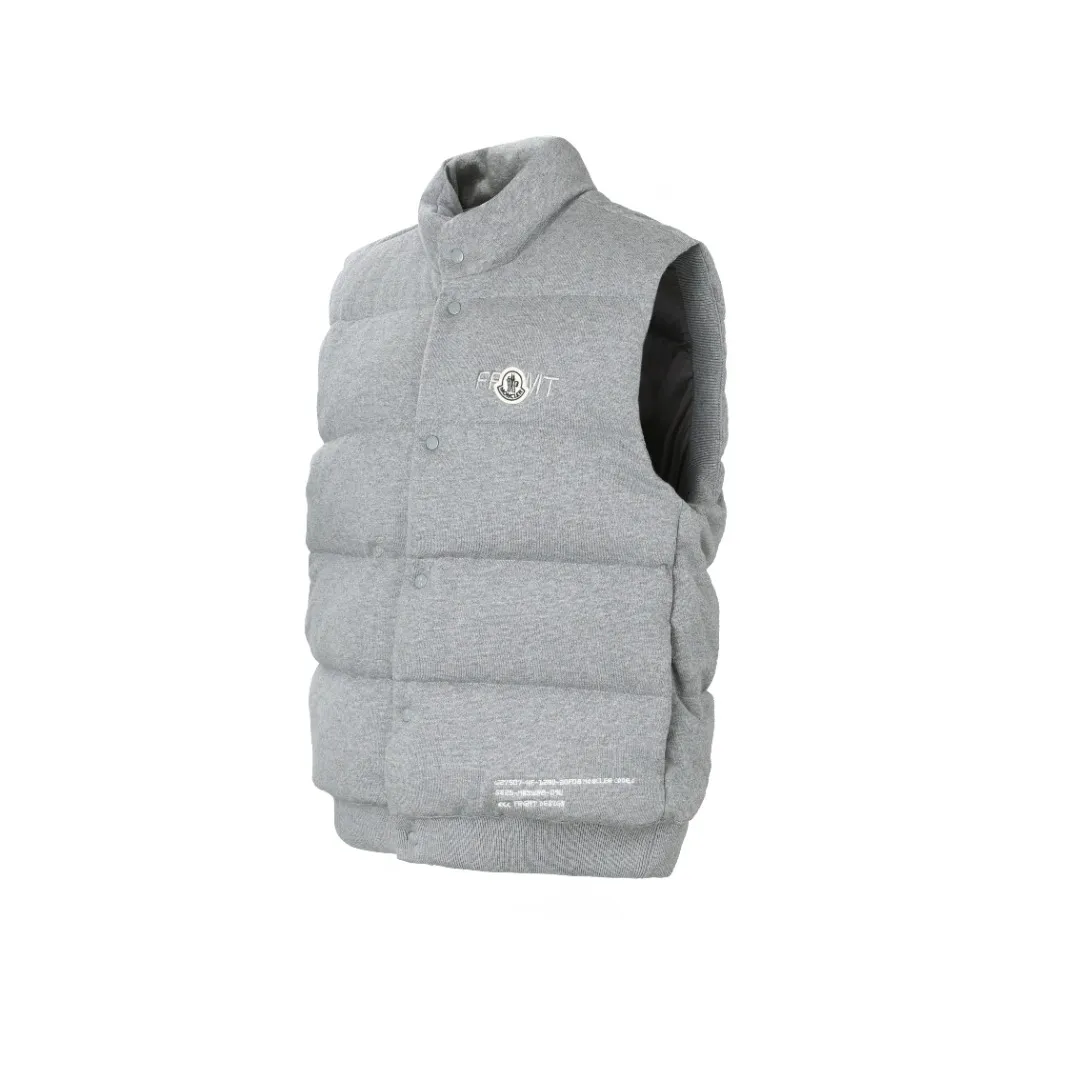 P760 MONCLER cotton embroidered down vest Fabric selection: Lightweight knitted fabric made of 100% cotton fiber. The fiber characteristics are soft to the touch. The knitted structure gives the fabric a certain degree of elasticity in the horizontal and vertical directions. Even though it is a down vest, it can move freely without any sense of restraint. The air circulates freely between the coils and has good breathability. It is not easy to accumulate moisture inside, improving the wearing experience. Lining fabric: The high-density lining is woven with ultra-fine nylon denier, with a thickness of 0.08mm to avoid increasing the overall weight and making it smooth to wear. The high-density woven structure forms a wind resistance layer to protect the thermal efficiency of the thermal layer from loss. It can also withstand the expansion pressure of down and prevent deformation and damage after long-term use.  Process: The high-precision computing system of the computerized embroidery machine controls the coordinated operation of the machine head, needle bar, and bobbin. The fabric frame moves accurately in the horizontal and vertical directions to form a stitch track. The upper and lower thread tensions are adjusted to ensure that the stitches are smooth and free of floating threads. The chest, lower front and lower back panels are decorated with three different letter embroideries. The finished product has clear patterns and no burrs on the edges.  90 national standard high-quality white duck down: Selected high-fill down, with a fill power of 650fp, light and warm, with excellent temperature locking performance and good resilience.  Accessories: One-to-one customized badges, One-to-one customized snaps, One-to-one customized three-label, One-to-one customized zipper pullers SIZE: S M L XL