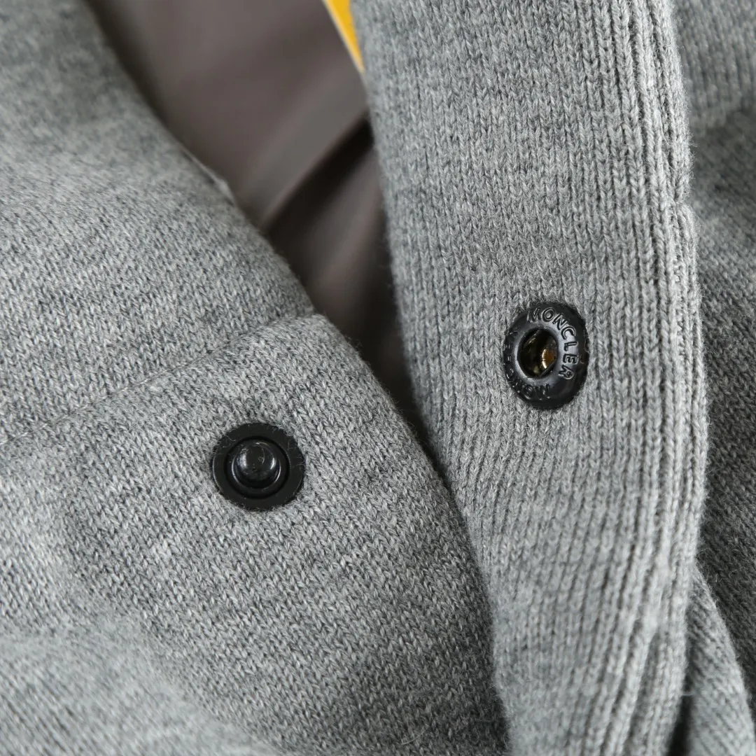 P760 MONCLER cotton embroidered down vest Fabric selection: Lightweight knitted fabric made of 100% cotton fiber. The fiber characteristics are soft to the touch. The knitted structure gives the fabric a certain degree of elasticity in the horizontal and vertical directions. Even though it is a down vest, it can move freely without any sense of restraint. The air circulates freely between the coils and has good breathability. It is not easy to accumulate moisture inside, improving the wearing experience. Lining fabric: The high-density lining is woven with ultra-fine nylon denier, with a thickness of 0.08mm to avoid increasing the overall weight and making it smooth to wear. The high-density woven structure forms a wind resistance layer to protect the thermal efficiency of the thermal layer from loss. It can also withstand the expansion pressure of down and prevent deformation and damage after long-term use.  Process: The high-precision computing system of the computerized embroidery machine controls the coordinated operation of the machine head, needle bar, and bobbin. The fabric frame moves accurately in the horizontal and vertical directions to form a stitch track. The upper and lower thread tensions are adjusted to ensure that the stitches are smooth and free of floating threads. The chest, lower front and lower back panels are decorated with three different letter embroideries. The finished product has clear patterns and no burrs on the edges.  90 national standard high-quality white duck down: Selected high-fill down, with a fill power of 650fp, light and warm, with excellent temperature locking performance and good resilience.  Accessories: One-to-one customized badges, One-to-one customized snaps, One-to-one customized three-label, One-to-one customized zipper pullers SIZE: S M L XL