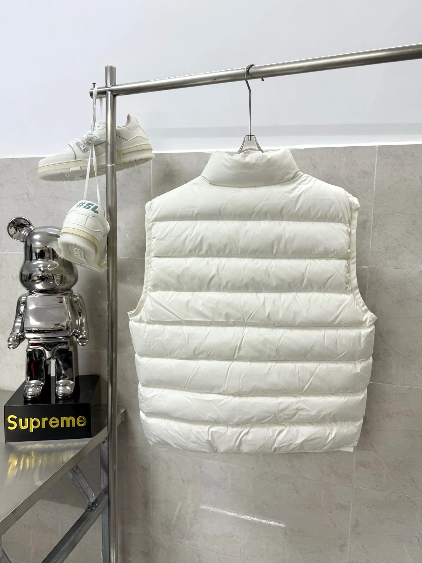 P700 Moncler Mouth Small Label Down Vest Moncler classic color strip series, 100% restoration of gloss and support density, high-density matte nylon fabric, four-layer method to prevent velvet leakage and other problems, three-color webbing custom-woven and dyed, slim fit, high velvet filling, excellent windproof and warm performance Color: Black White Size: 123456