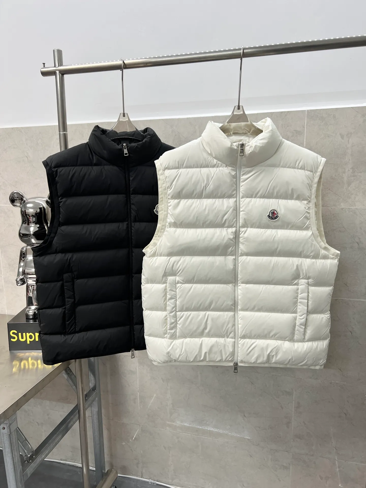 P700 Moncler Mouth Small Label Down Vest Moncler classic color strip series, 100% restoration of gloss and support density, high-density matte nylon fabric, four-layer method to prevent velvet leakage and other problems, three-color webbing custom-woven and dyed, slim fit, high velvet filling, excellent windproof and warm performance Color: Black White Size: 123456