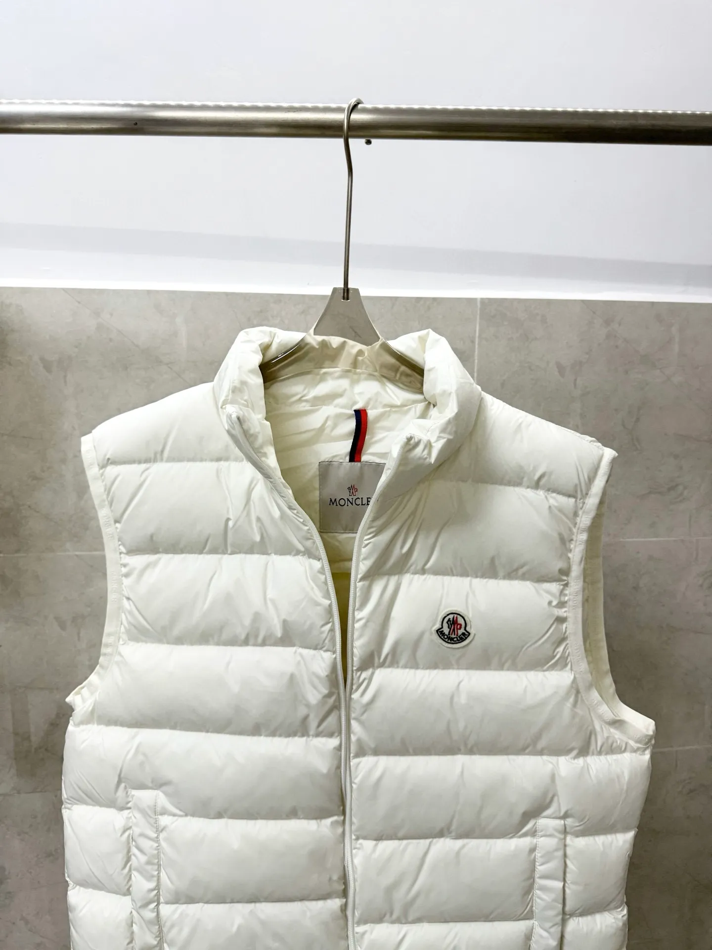 P700 Moncler Mouth Small Label Down Vest Moncler classic color strip series, 100% restoration of gloss and support density, high-density matte nylon fabric, four-layer method to prevent velvet leakage and other problems, three-color webbing custom-woven and dyed, slim fit, high velvet filling, excellent windproof and warm performance Color: Black White Size: 123456