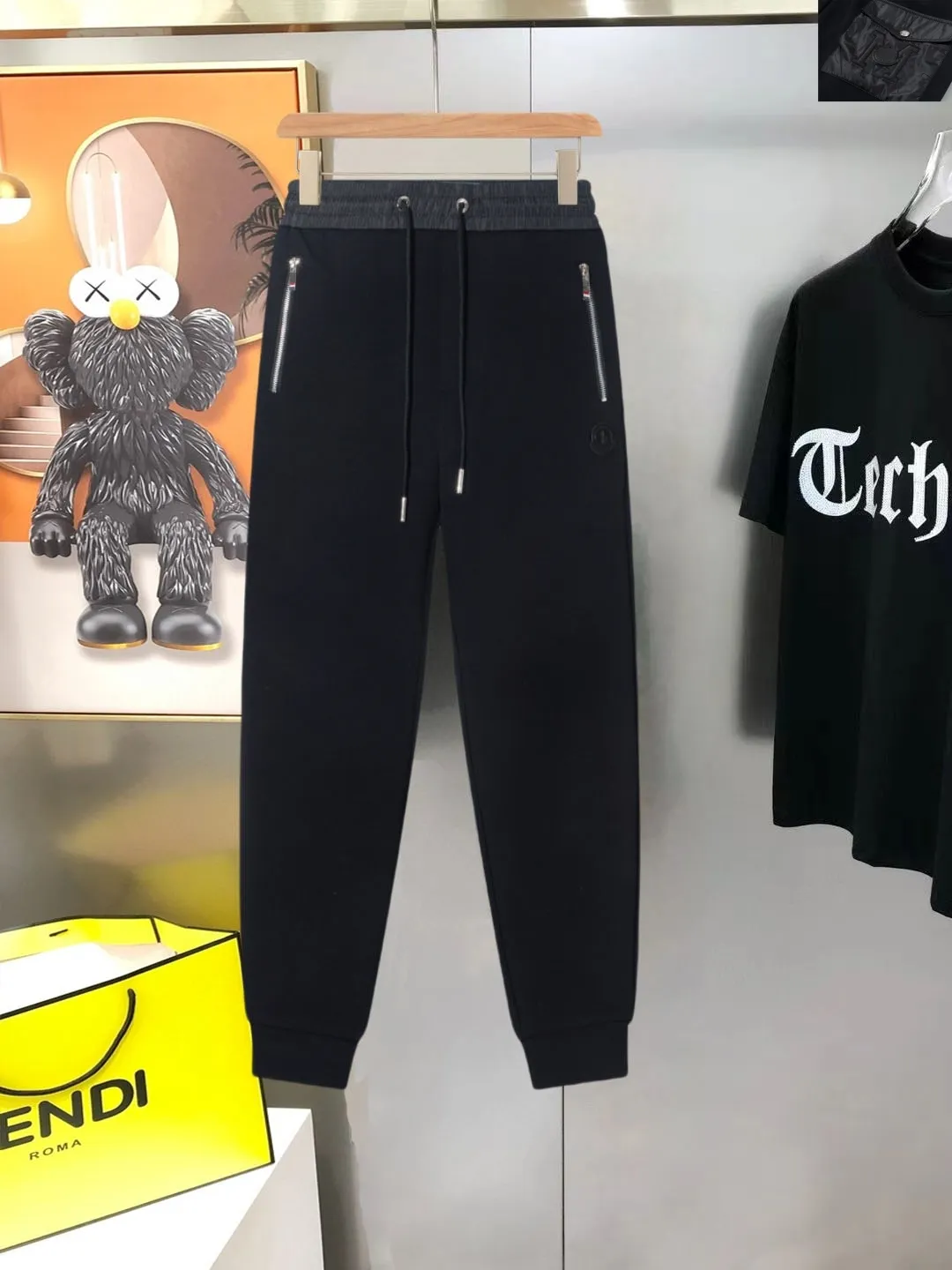 P290 Moncler new men's original casual pants and sweatpants, high-end customization, fashionable and versatile ✨✨✨three-dimensional embroidery embossed letter logo design, customized original imported 100% knitted cotton fabric, imported hardware accessories, elegant and handsome upper body, brand new sense of sight! The factory's fine workmanship and details are all in place. There is no need to choose anyone, and you must pay for your own money. Size: M-3XL (the largest size can wear about 185 pounds) black