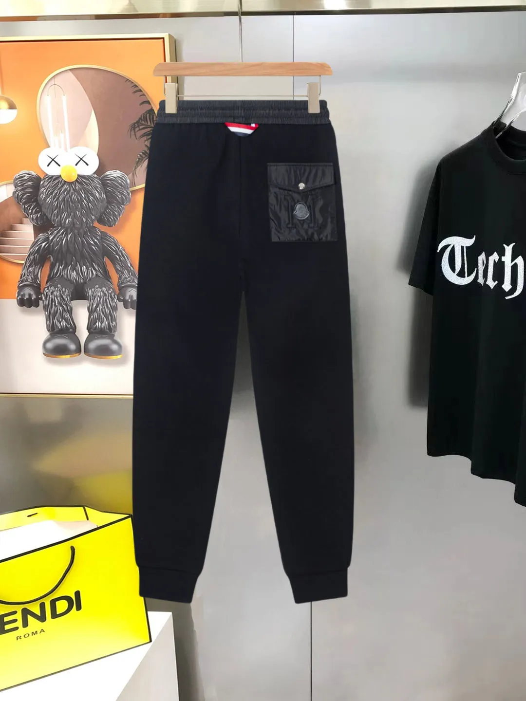 P290 Moncler new men's original casual pants and sweatpants, high-end customization, fashionable and versatile ✨✨✨three-dimensional embroidery embossed letter logo design, customized original imported 100% knitted cotton fabric, imported hardware accessories, elegant and handsome upper body, brand new sense of sight! The factory's fine workmanship and details are all in place. There is no need to choose anyone, and you must pay for your own money. Size: M-3XL (the largest size can wear about 185 pounds) black
