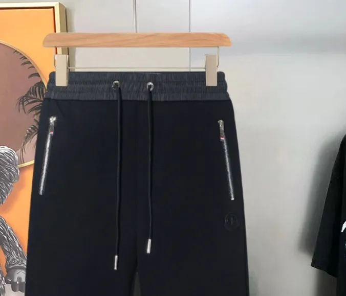 P290 Moncler new men's original casual pants and sweatpants, high-end customization, fashionable and versatile ✨✨✨three-dimensional embroidery embossed letter logo design, customized original imported 100% knitted cotton fabric, imported hardware accessories, elegant and handsome upper body, brand new sense of sight! The factory's fine workmanship and details are all in place. There is no need to choose anyone, and you must pay for your own money. Size: M-3XL (the largest size can wear about 185 pounds) black