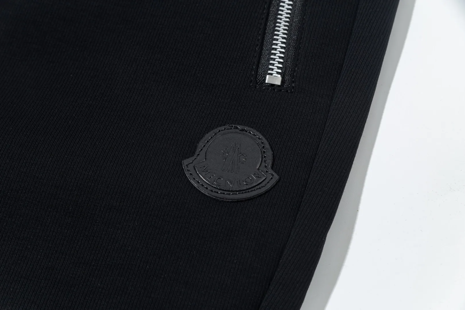 P290 Moncler new men's original casual pants and sweatpants, high-end customization, fashionable and versatile ✨✨✨three-dimensional embroidery embossed letter logo design, customized original imported 100% knitted cotton fabric, imported hardware accessories, elegant and handsome upper body, brand new sense of sight! The factory's fine workmanship and details are all in place. There is no need to choose anyone, and you must pay for your own money. Size: M-3XL (the largest size can wear about 185 pounds) black