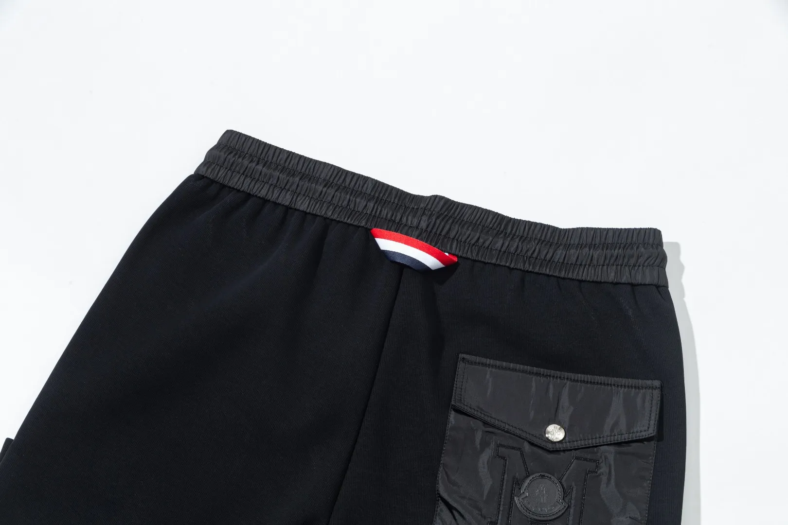 P290 Moncler new men's original casual pants and sweatpants, high-end customization, fashionable and versatile ✨✨✨three-dimensional embroidery embossed letter logo design, customized original imported 100% knitted cotton fabric, imported hardware accessories, elegant and handsome upper body, brand new sense of sight! The factory's fine workmanship and details are all in place. There is no need to choose anyone, and you must pay for your own money. Size: M-3XL (the largest size can wear about 185 pounds) black