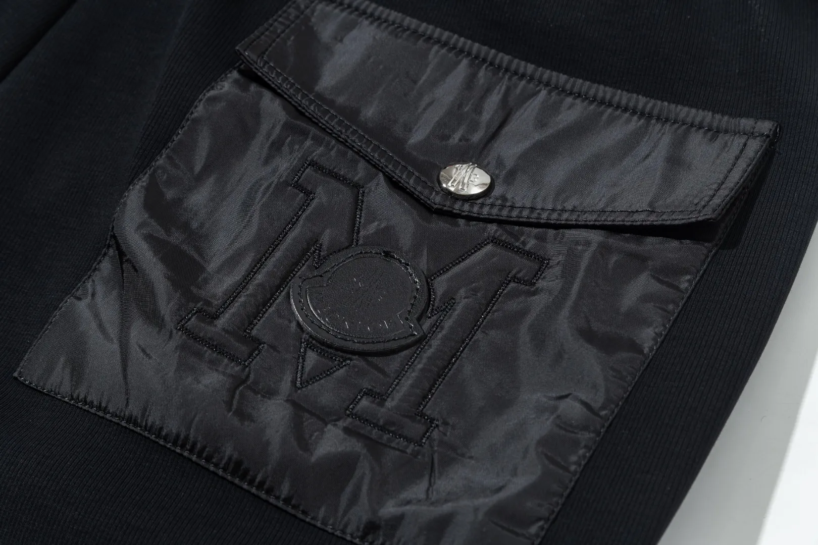 P290 Moncler new men's original casual pants and sweatpants, high-end customization, fashionable and versatile ✨✨✨three-dimensional embroidery embossed letter logo design, customized original imported 100% knitted cotton fabric, imported hardware accessories, elegant and handsome upper body, brand new sense of sight! The factory's fine workmanship and details are all in place. There is no need to choose anyone, and you must pay for your own money. Size: M-3XL (the largest size can wear about 185 pounds) black