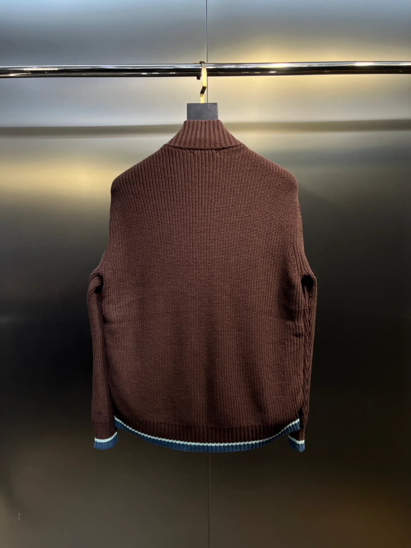 P760 moncler🌟Knitted splicing short stand-up collar This piece directly fits my aesthetic. The snap-button pocket design is super considerate, which is very convenient for daily storage of small items. It also makes the overall shape more neat. It is a blessing for detail control. The high-neck design makes the face smaller, and has excellent windproof and warm effects. It can also look beautiful in the cold wind. The cuffs and collar have contrasting stripes and are filled with 90% white duck, which is fluffy and soft. It has full warmth retention properties. It feels like being wrapped in clouds when worn. It is warm and healing. The shape is also awesome. It can be easily controlled by any body shape regardless of body shape. You can instantly become a fashionista when you put it on. Color: dark coffee, navy blue, black. Size: M-3XL
