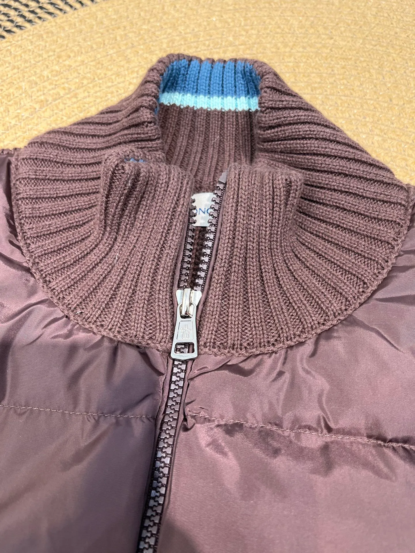 P760 moncler🌟Knitted splicing short stand-up collar This piece directly fits my aesthetic. The snap-button pocket design is super considerate, which is very convenient for daily storage of small items. It also makes the overall shape more neat. It is a blessing for detail control. The high-neck design makes the face smaller, and has excellent windproof and warm effects. It can also look beautiful in the cold wind. The cuffs and collar have contrasting stripes and are filled with 90% white duck, which is fluffy and soft. It has full warmth retention properties. It feels like being wrapped in clouds when worn. It is warm and healing. The shape is also awesome. It can be easily controlled by any body shape regardless of body shape. You can instantly become a fashionista when you put it on. Color: dark coffee, navy blue, black. Size: M-3XL