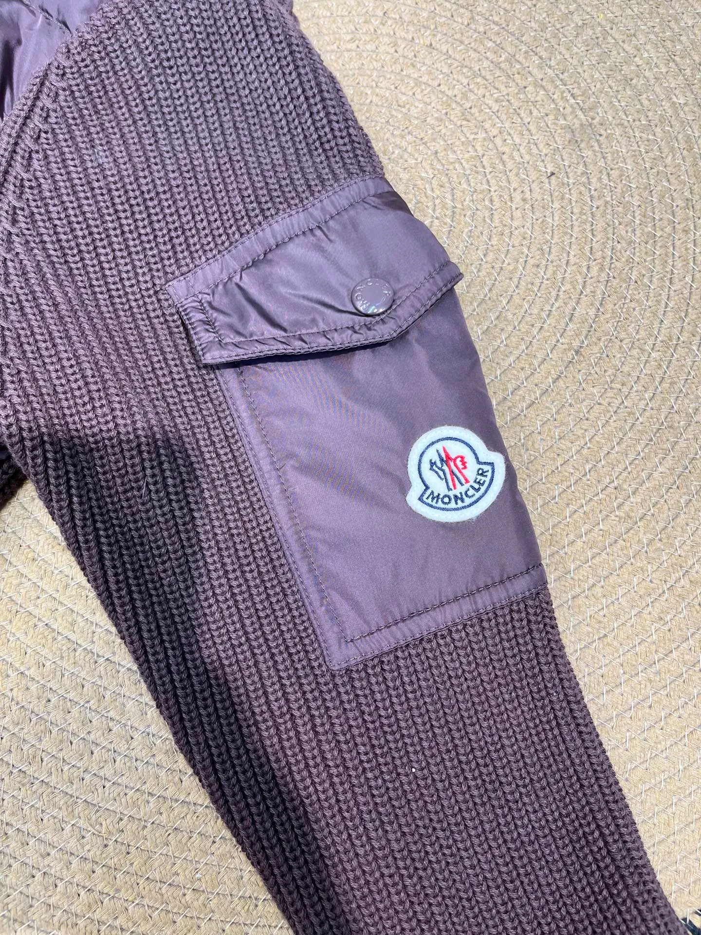 P760 moncler🌟Knitted splicing short stand-up collar This piece directly fits my aesthetic. The snap-button pocket design is super considerate, which is very convenient for daily storage of small items. It also makes the overall shape more neat. It is a blessing for detail control. The high-neck design makes the face smaller, and has excellent windproof and warm effects. It can also look beautiful in the cold wind. The cuffs and collar have contrasting stripes and are filled with 90% white duck, which is fluffy and soft. It has full warmth retention properties. It feels like being wrapped in clouds when worn. It is warm and healing. The shape is also awesome. It can be easily controlled by any body shape regardless of body shape. You can instantly become a fashionista when you put it on. Color: dark coffee, navy blue, black. Size: M-3XL