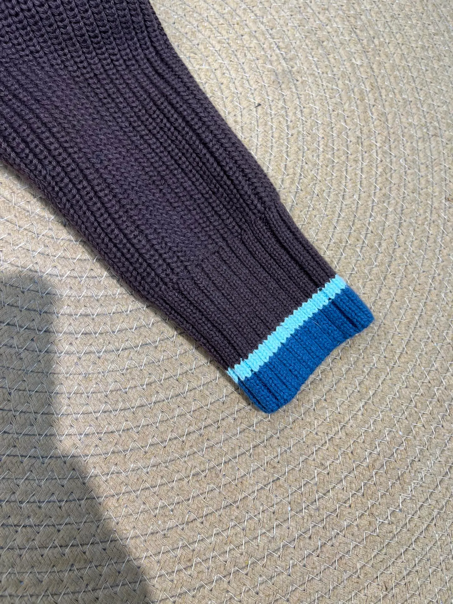 P760 moncler🌟Knitted splicing short stand-up collar This piece directly fits my aesthetic. The snap-button pocket design is super considerate, which is very convenient for daily storage of small items. It also makes the overall shape more neat. It is a blessing for detail control. The high-neck design makes the face smaller, and has excellent windproof and warm effects. It can also look beautiful in the cold wind. The cuffs and collar have contrasting stripes and are filled with 90% white duck, which is fluffy and soft. It has full warmth retention properties. It feels like being wrapped in clouds when worn. It is warm and healing. The shape is also awesome. It can be easily controlled by any body shape regardless of body shape. You can instantly become a fashionista when you put it on. Color: dark coffee, navy blue, black. Size: M-3XL