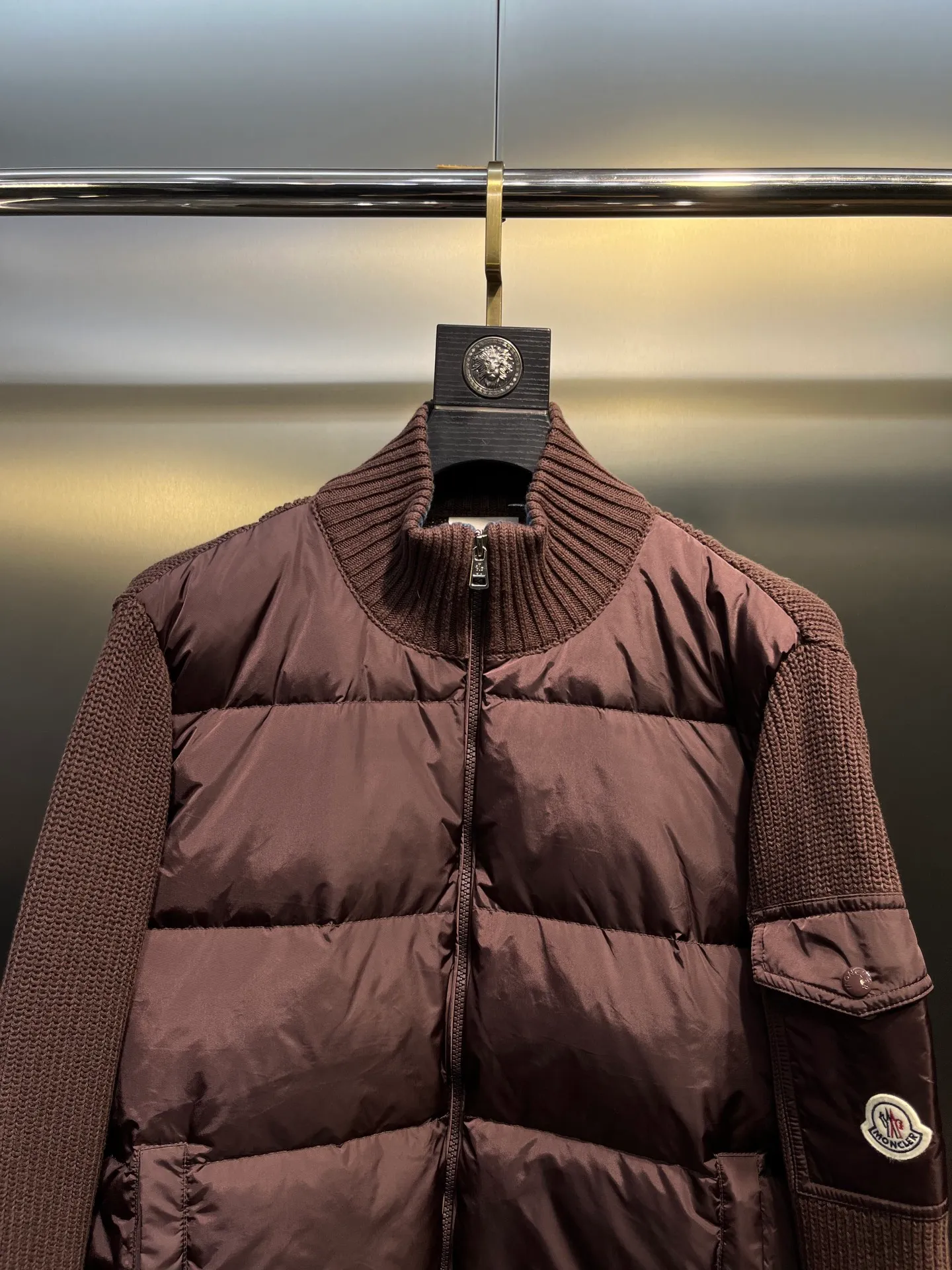 P760 moncler🌟Knitted splicing short stand-up collar This piece directly fits my aesthetic. The snap-button pocket design is super considerate, which is very convenient for daily storage of small items. It also makes the overall shape more neat. It is a blessing for detail control. The high-neck design makes the face smaller, and has excellent windproof and warm effects. It can also look beautiful in the cold wind. The cuffs and collar have contrasting stripes and are filled with 90% white duck, which is fluffy and soft. It has full warmth retention properties. It feels like being wrapped in clouds when worn. It is warm and healing. The shape is also awesome. It can be easily controlled by any body shape regardless of body shape. You can instantly become a fashionista when you put it on. Color: dark coffee, navy blue, black. Size: M-3XL